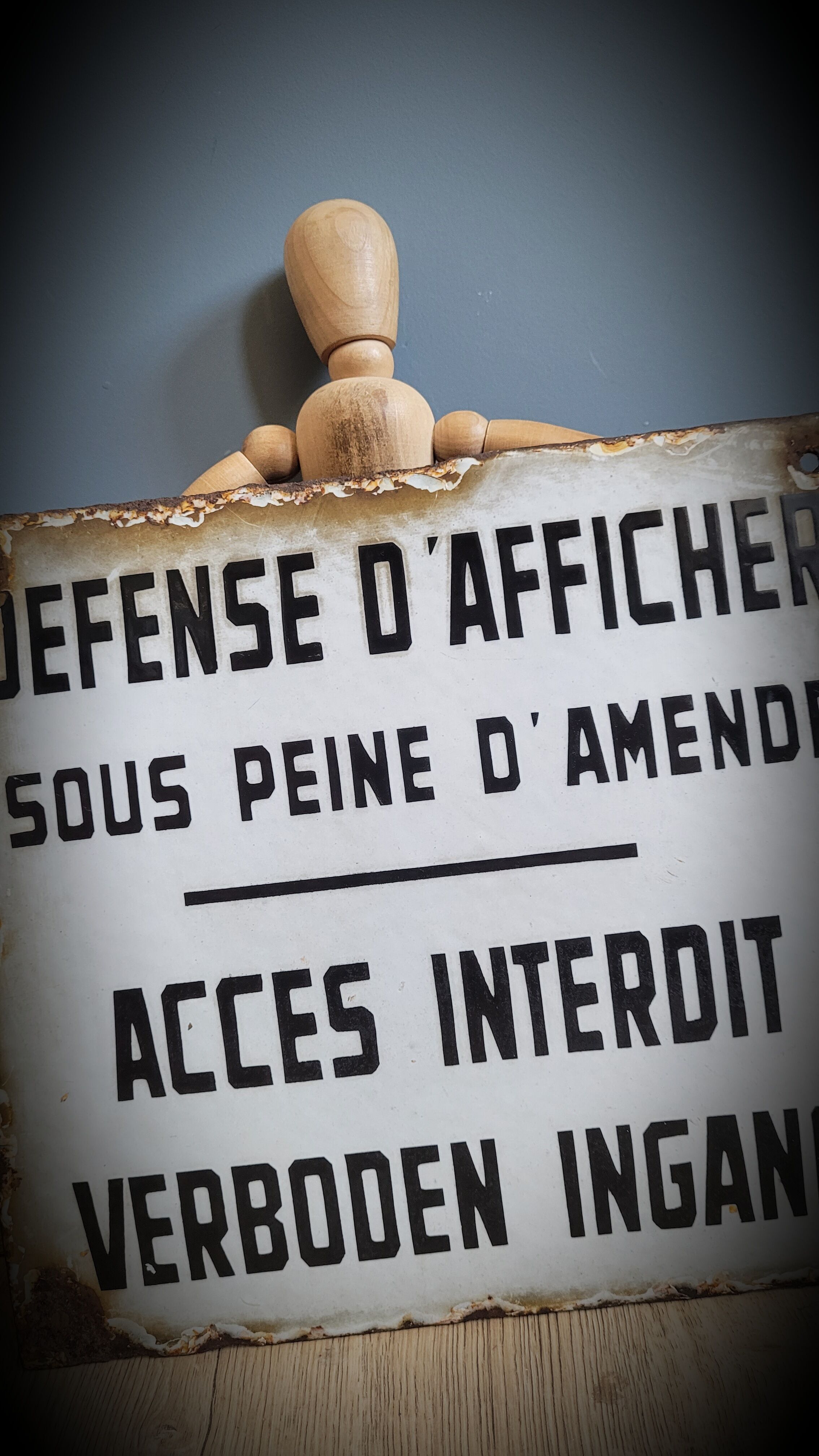 Enamelled plate defense display