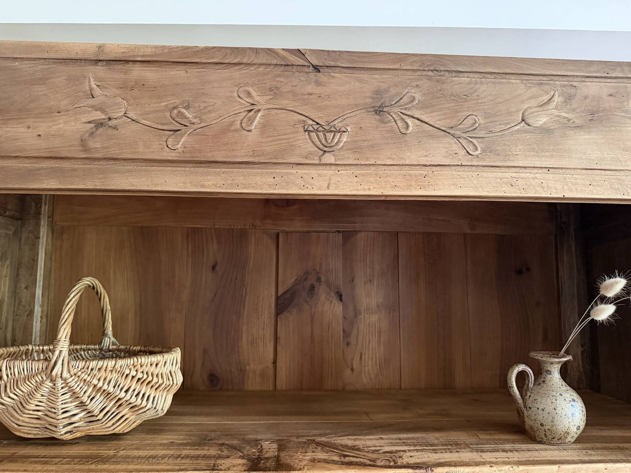 Bibliothèque en bois rénovée