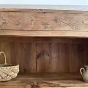 Bibliothèque en bois rénovée