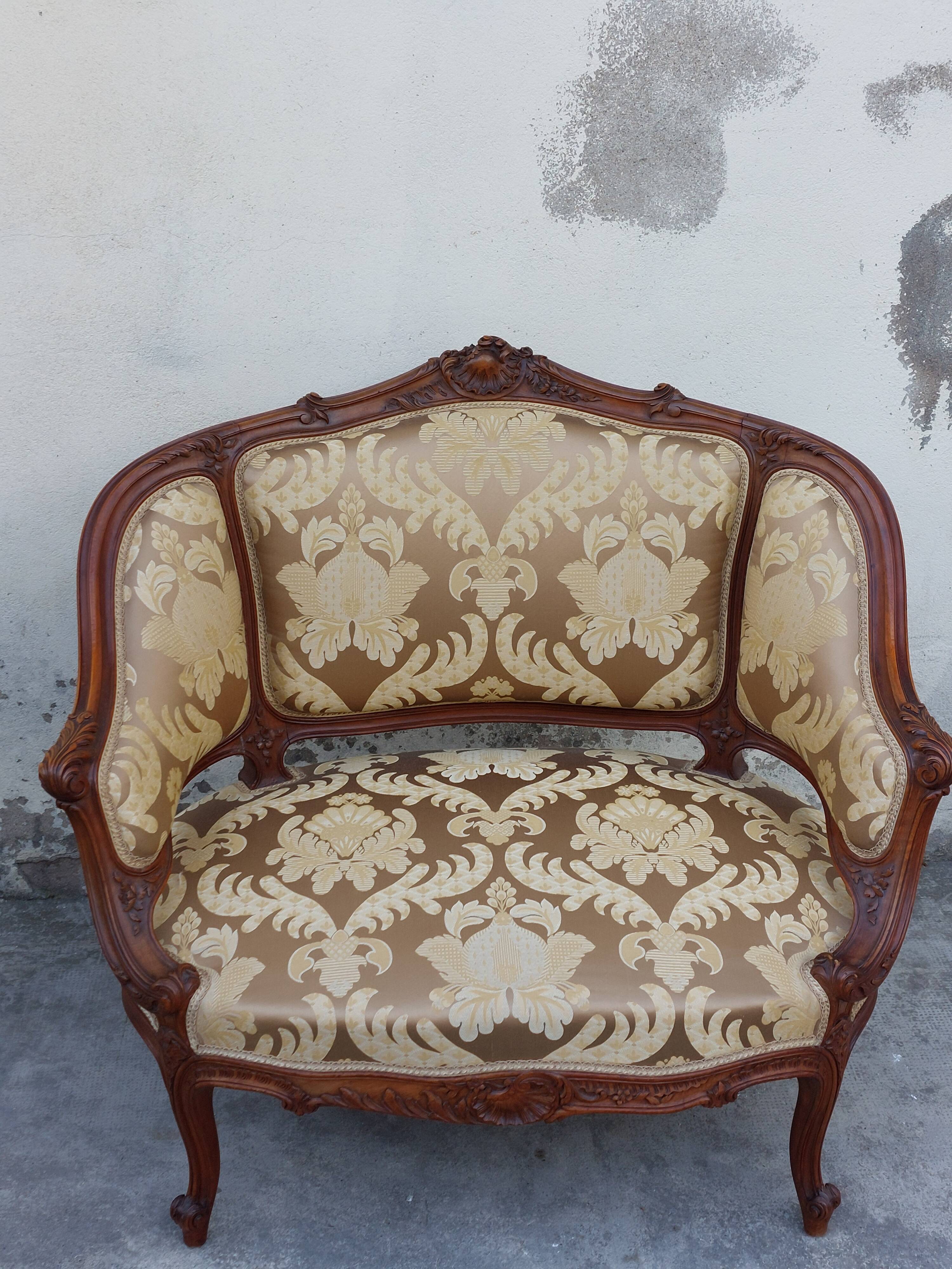 Fauteuil bergère louis XV en Noyer sculpté