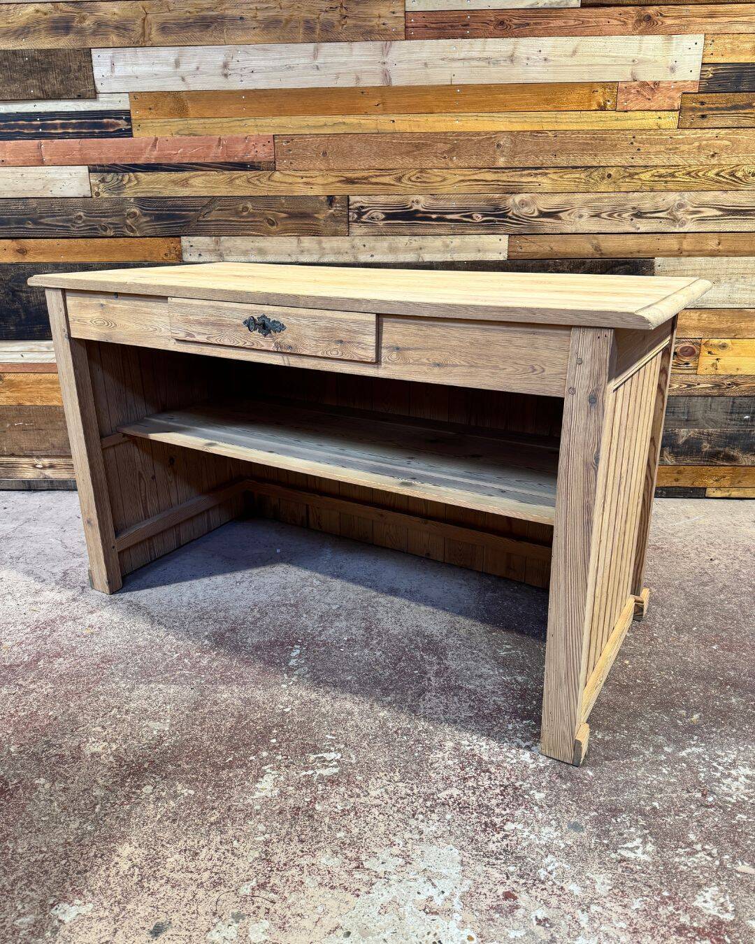 Shop counter in sandblasted pitch pine - Circa 1940