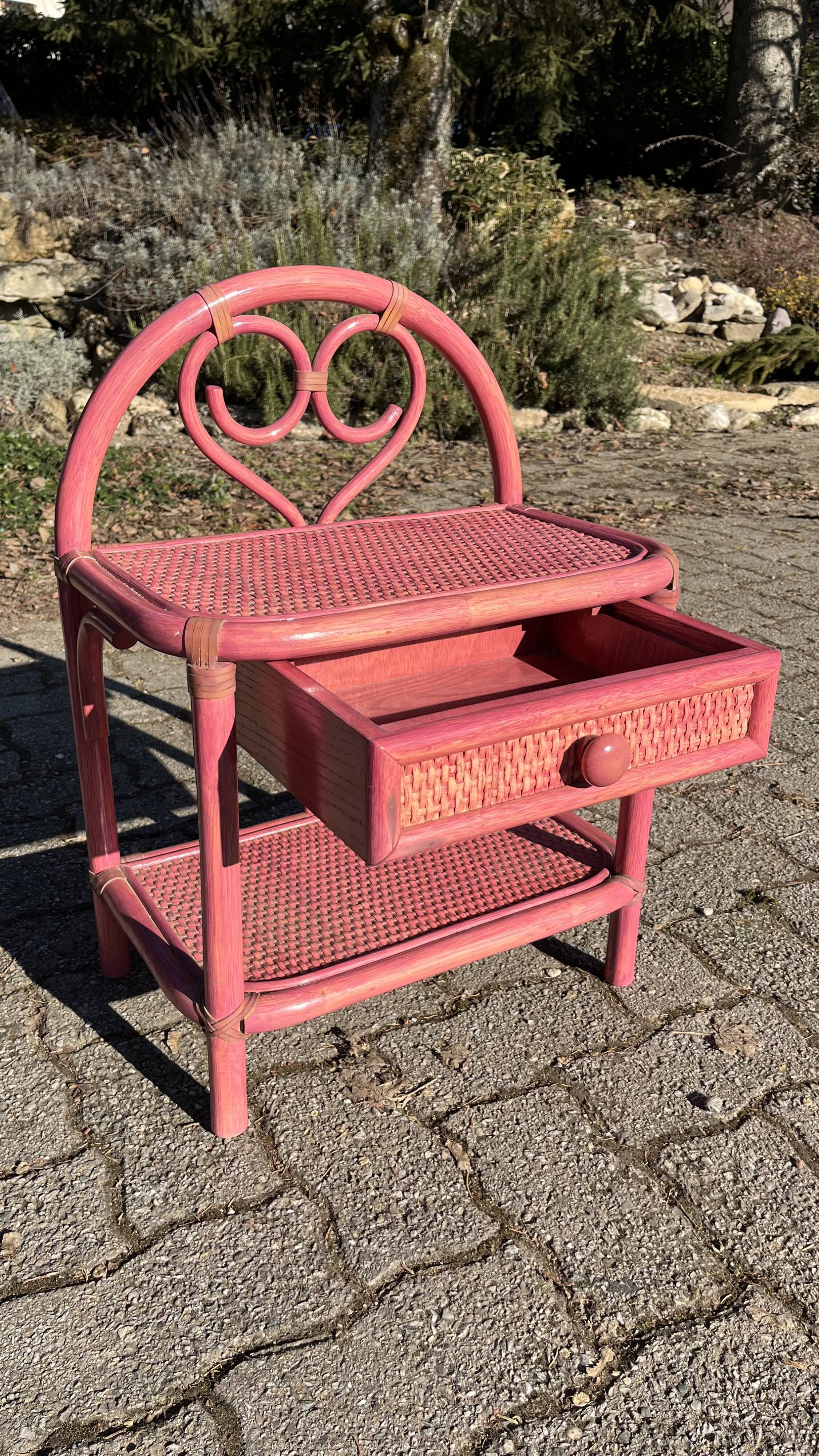Chevet en rotin rose