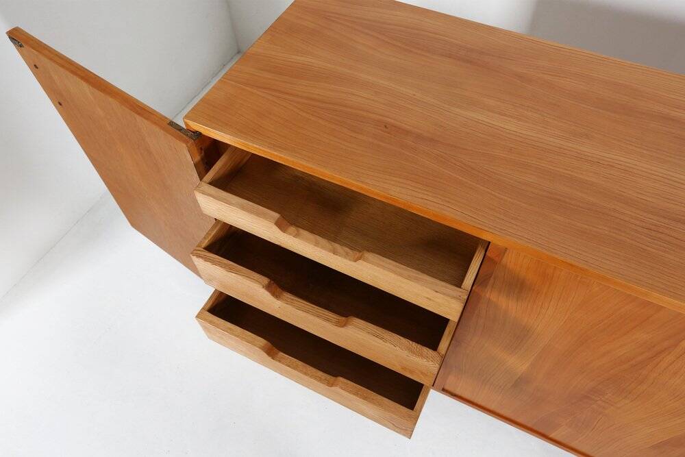 Buffet français des années 1950 en bois de cerisier massif.
