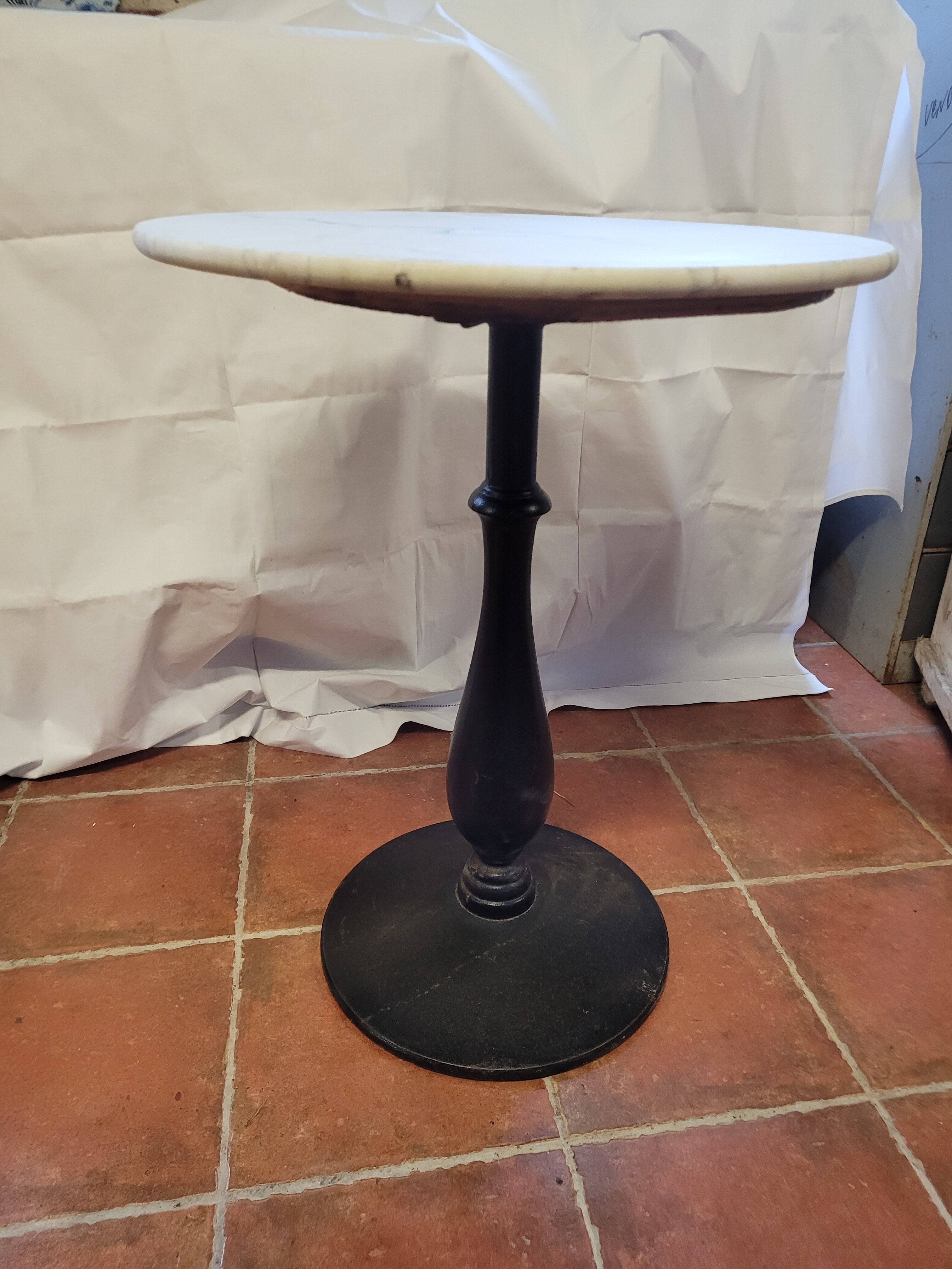 Gueridon bistro base cast iron marble top