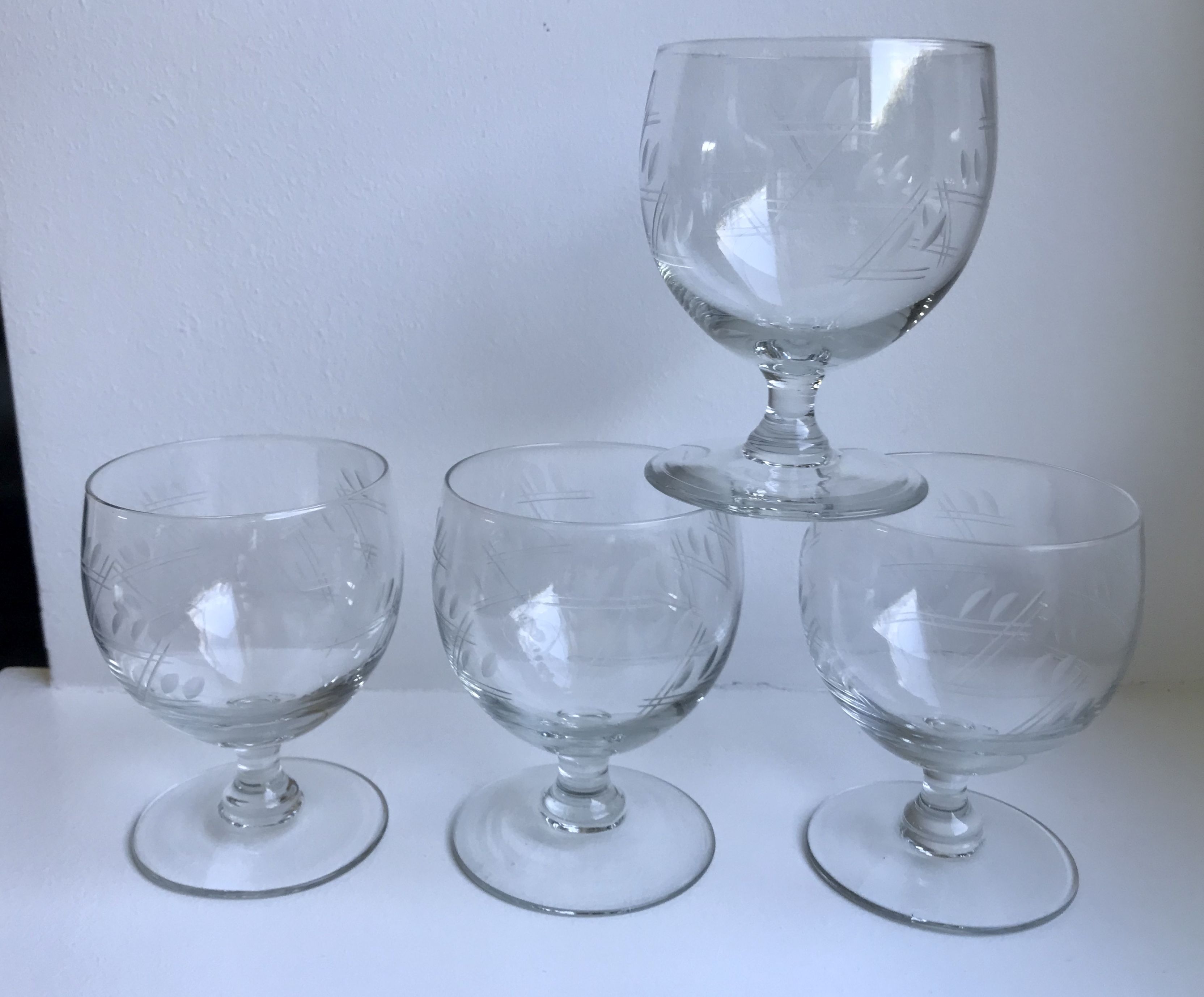 Set of 4 round crystal wine glasses engraved 50s