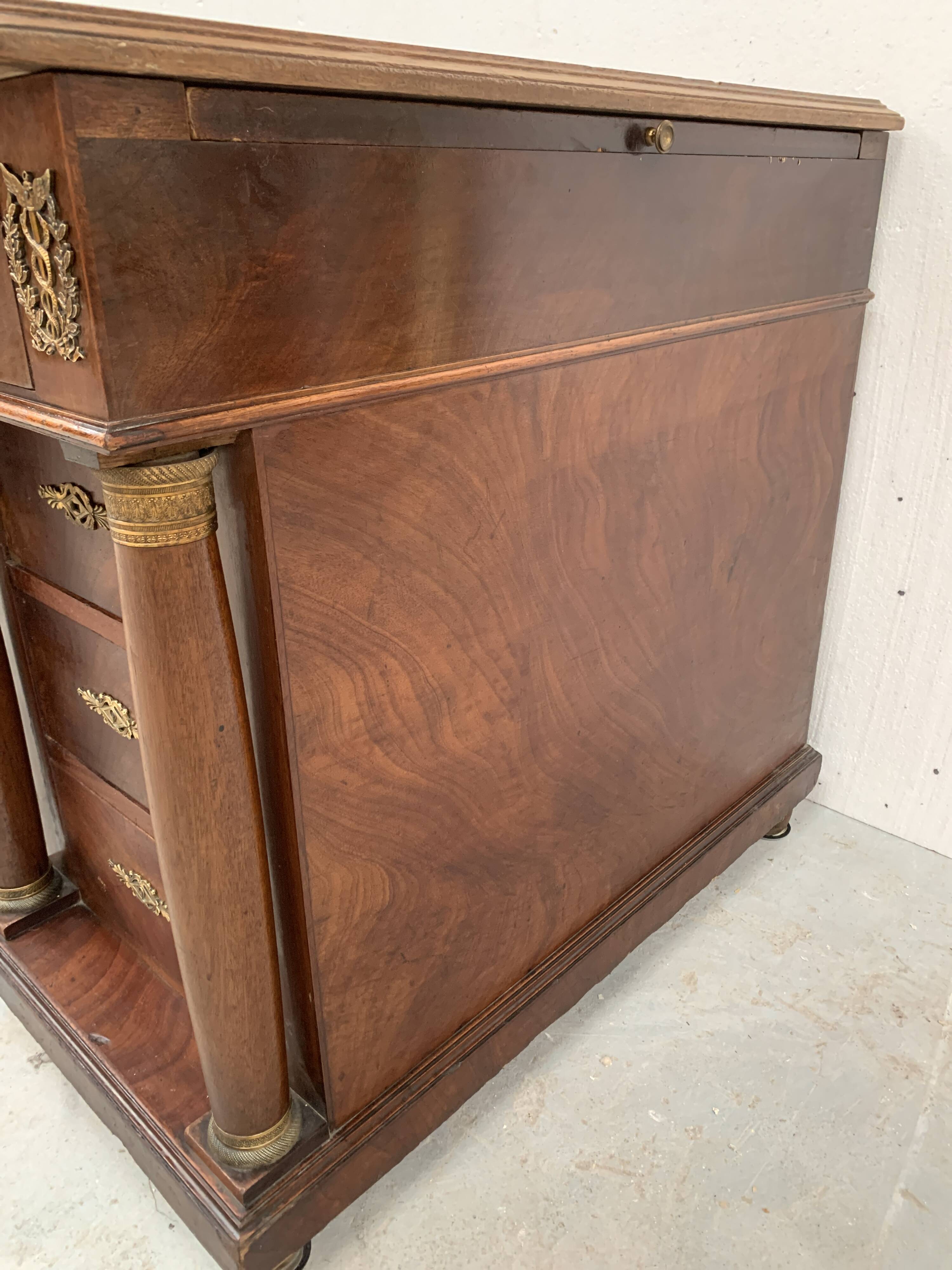 Bureau a caissons de style Empire en acajou et placage XX siècle