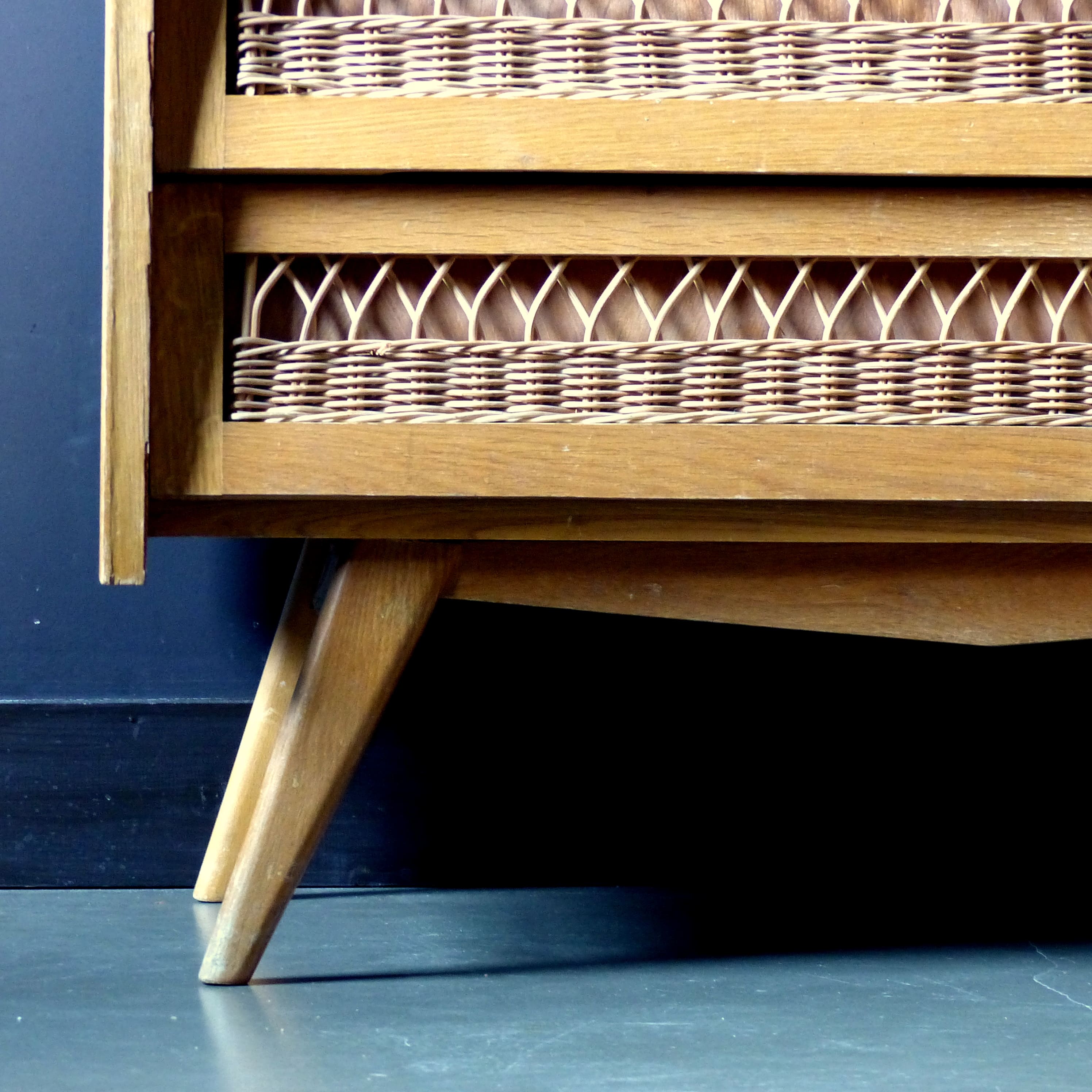 Commode vintage en bois et croisillons en rotin