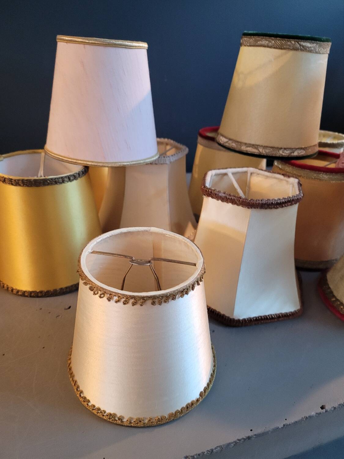 Lot de 13 abat-jour à pince anciens