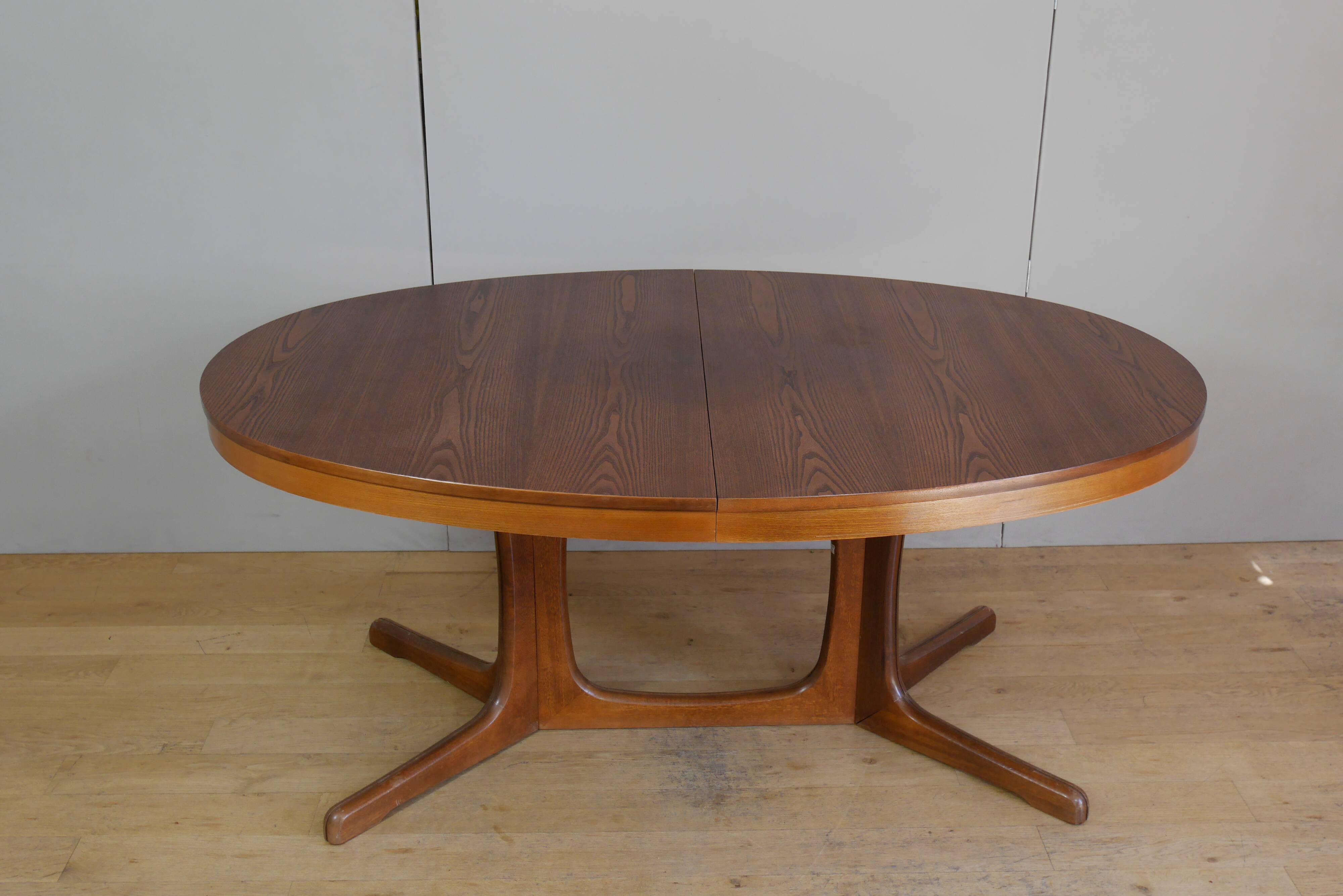 Extendable oval table baumann in elm central foot