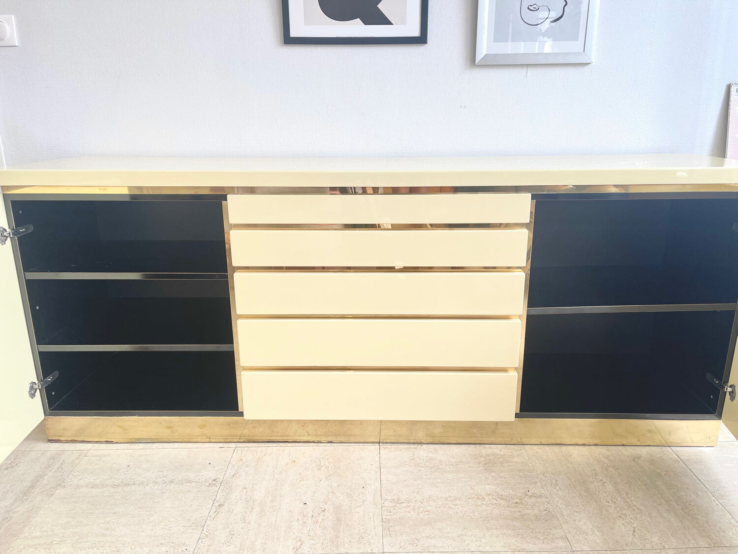 Buffet Jean-Claude Mahey in beige lacquer and brass – circa 1970