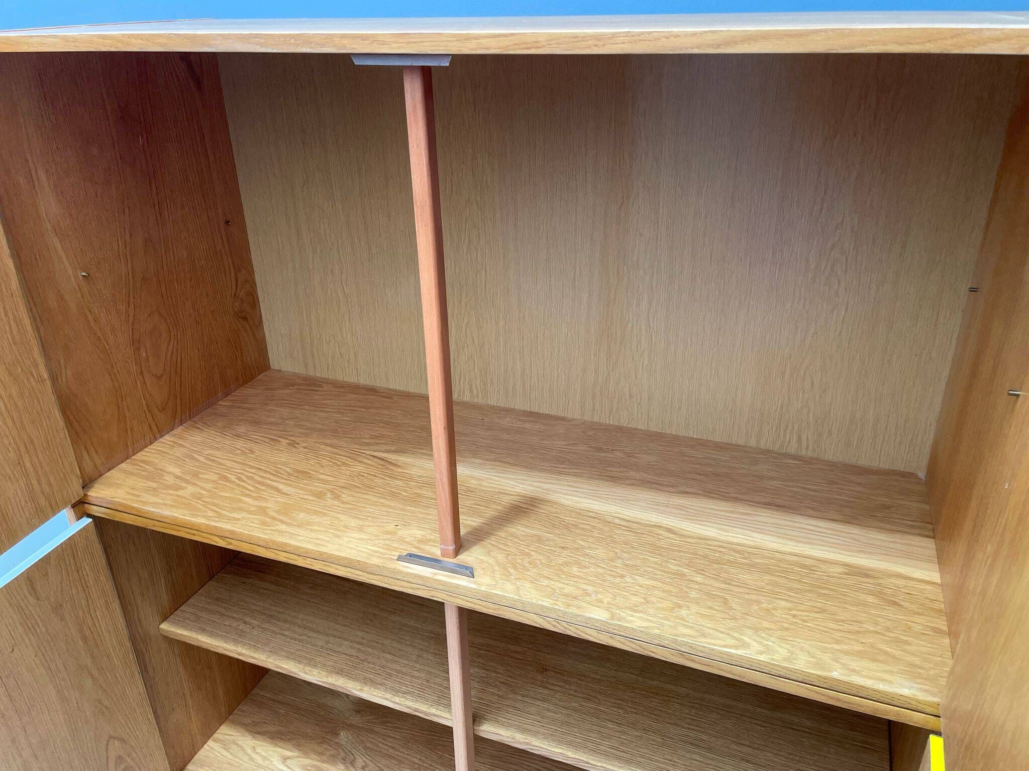 Armoire U-450 en placage de chêne, variante jaune et blanc, Jiří Jiroutek pour Inte
