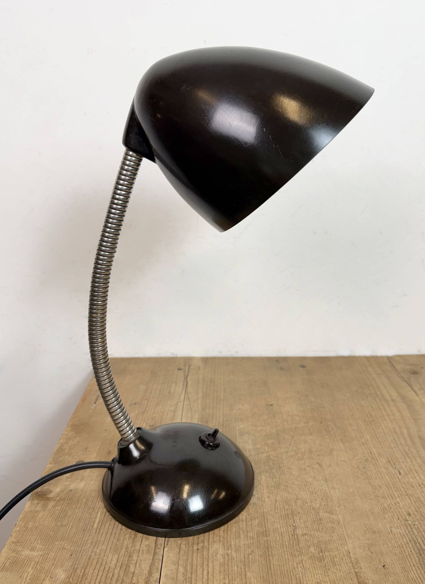 Lampe de table vintage en bakélite marron à col de cygne, années 1950