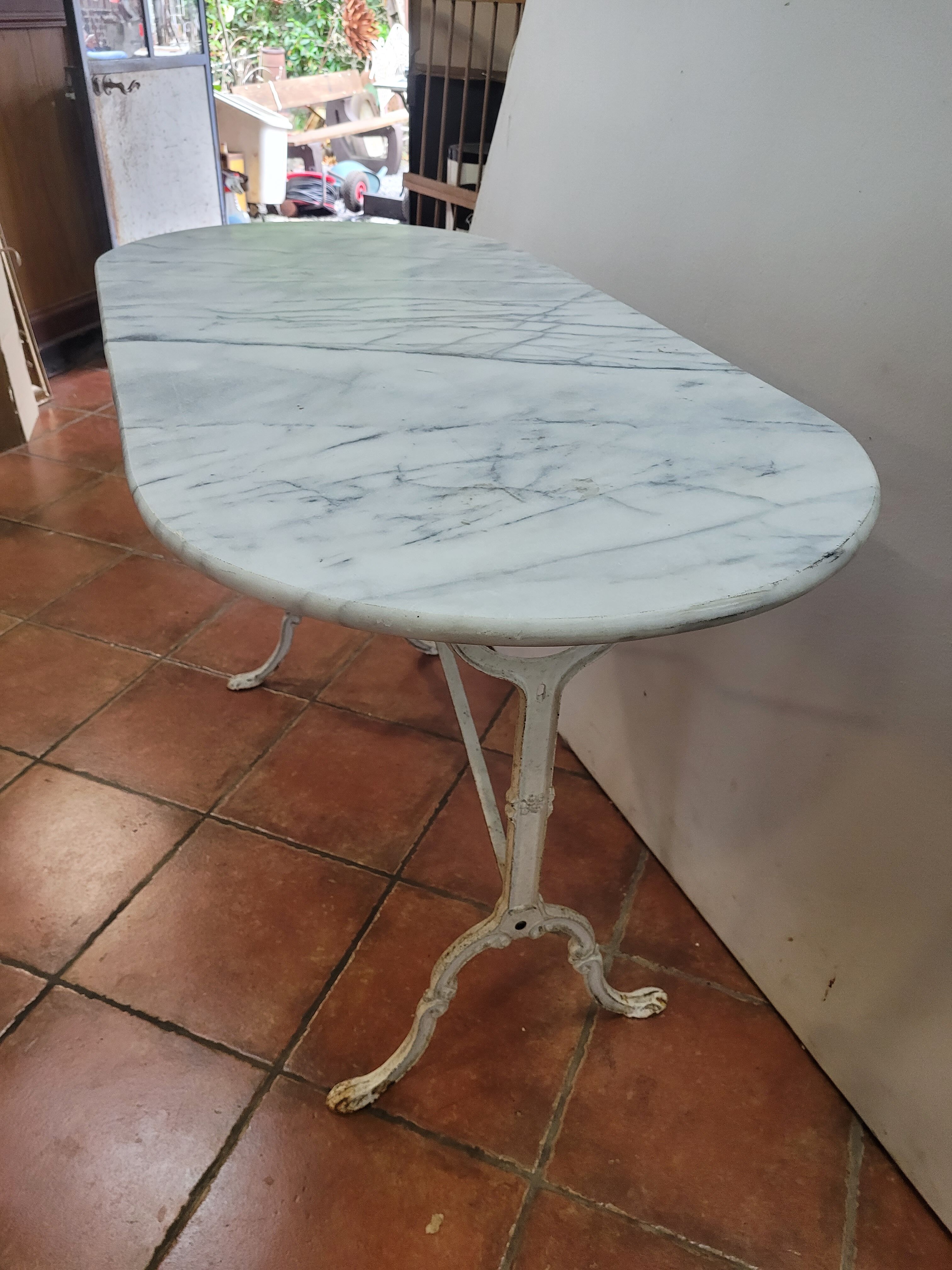 Table de bistrot dessus marbre