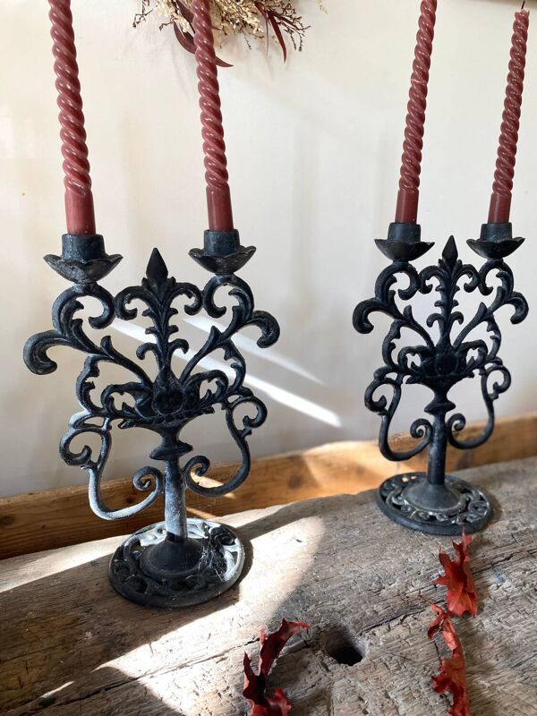 Bougeoirs en fonte de fer noir  Début du XXe siècle Néo-Rococo