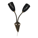 Applique ancienne avec abat-jour en métal noir et bras courbés en laiton