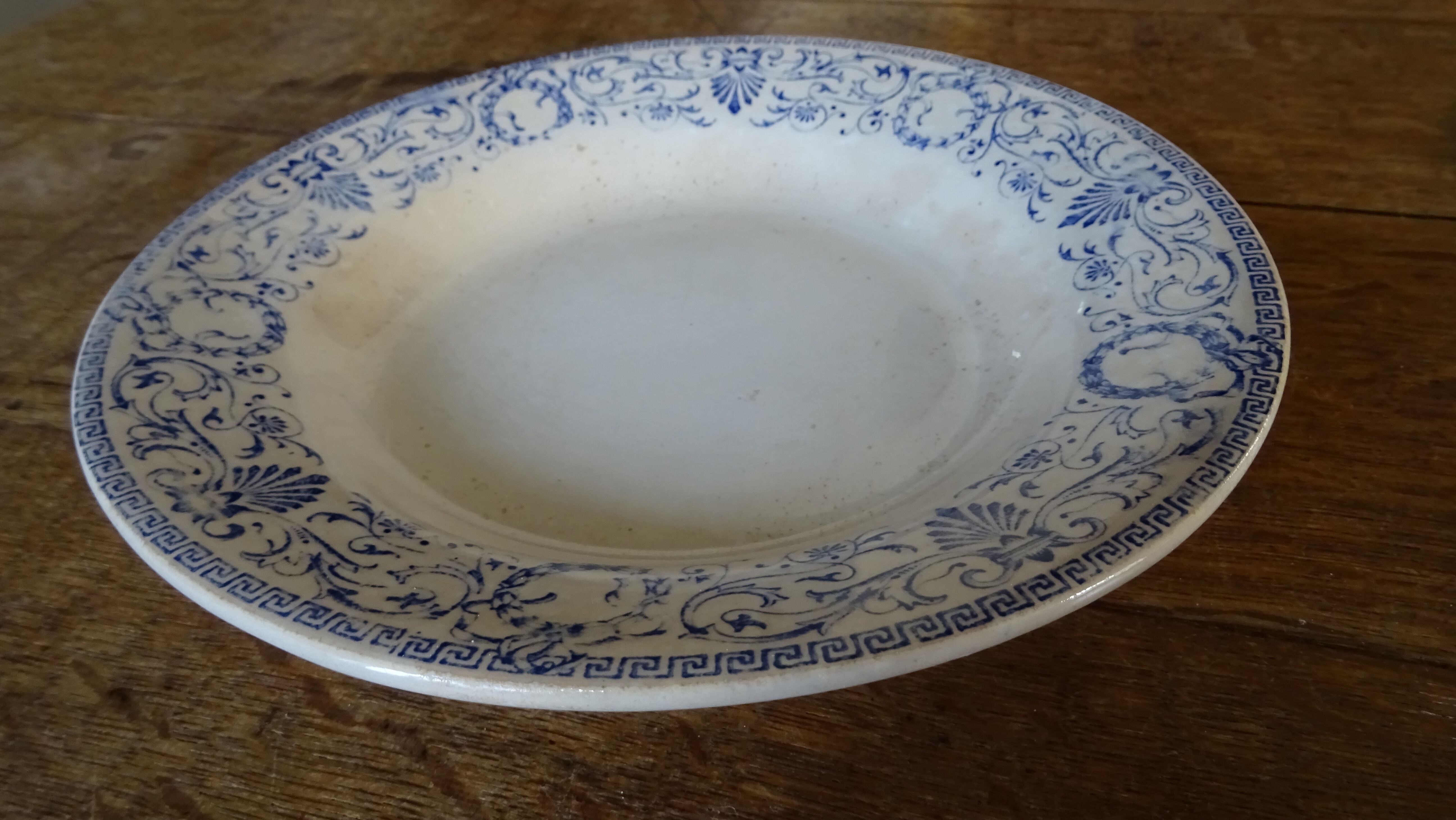 Lot d'une assiette plate et une creuse anciennes XlXème "creil et montereau labrador"