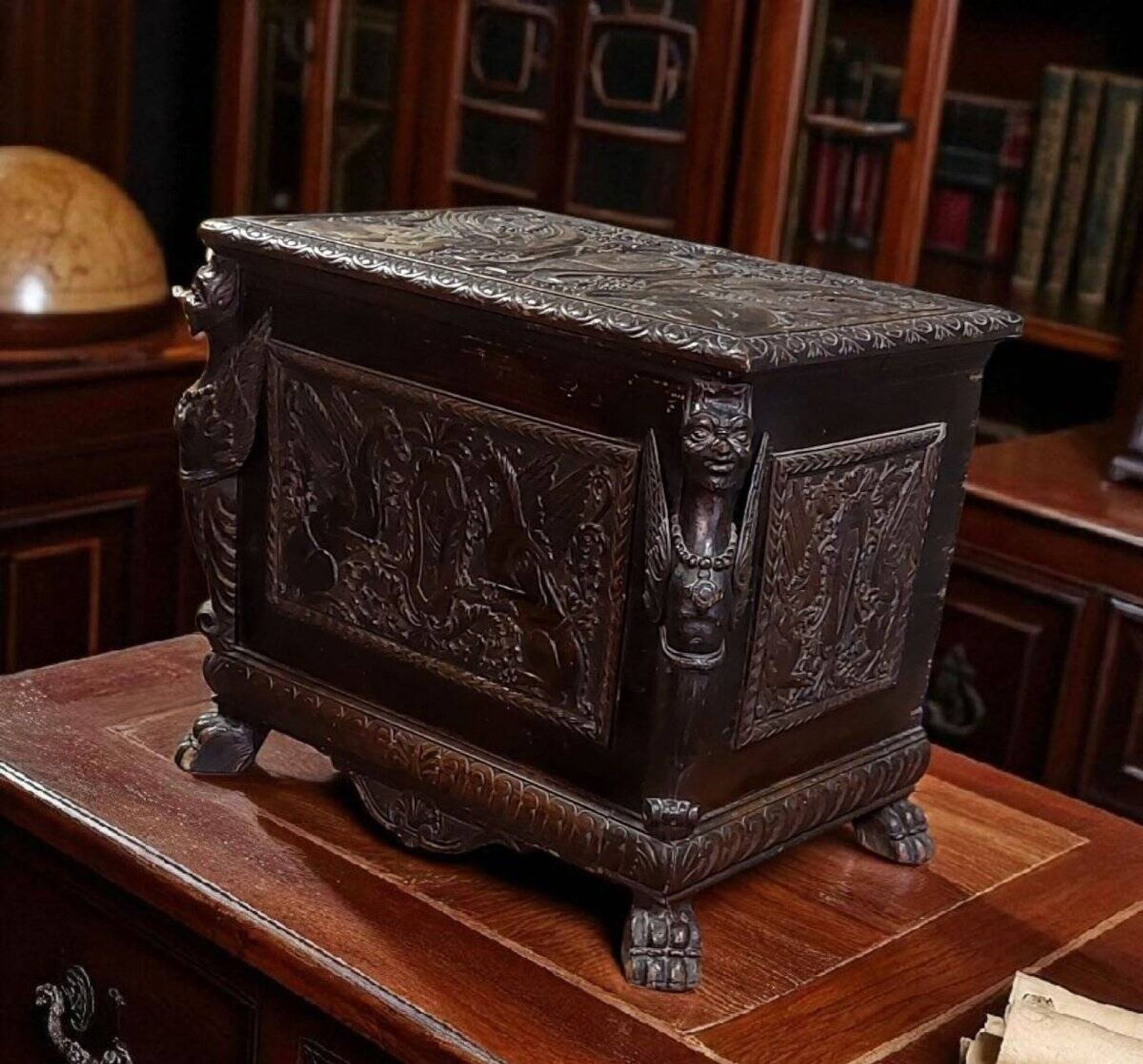 Small finely carved wooden chest, Renaissance style, 19th century, Tuscany