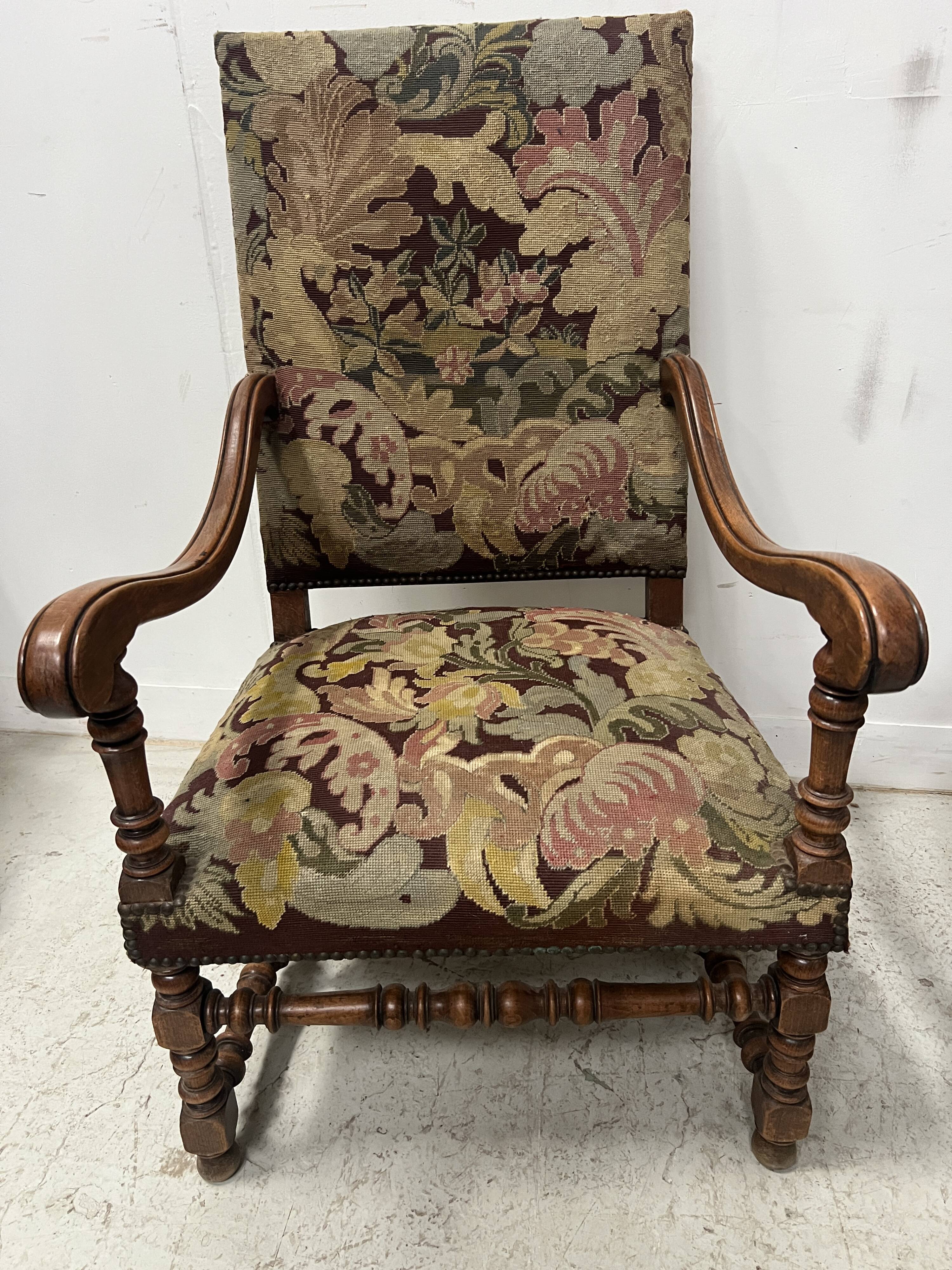 Paire de fauteuils de style Louis XIII a haut dossiers plats XX siècle