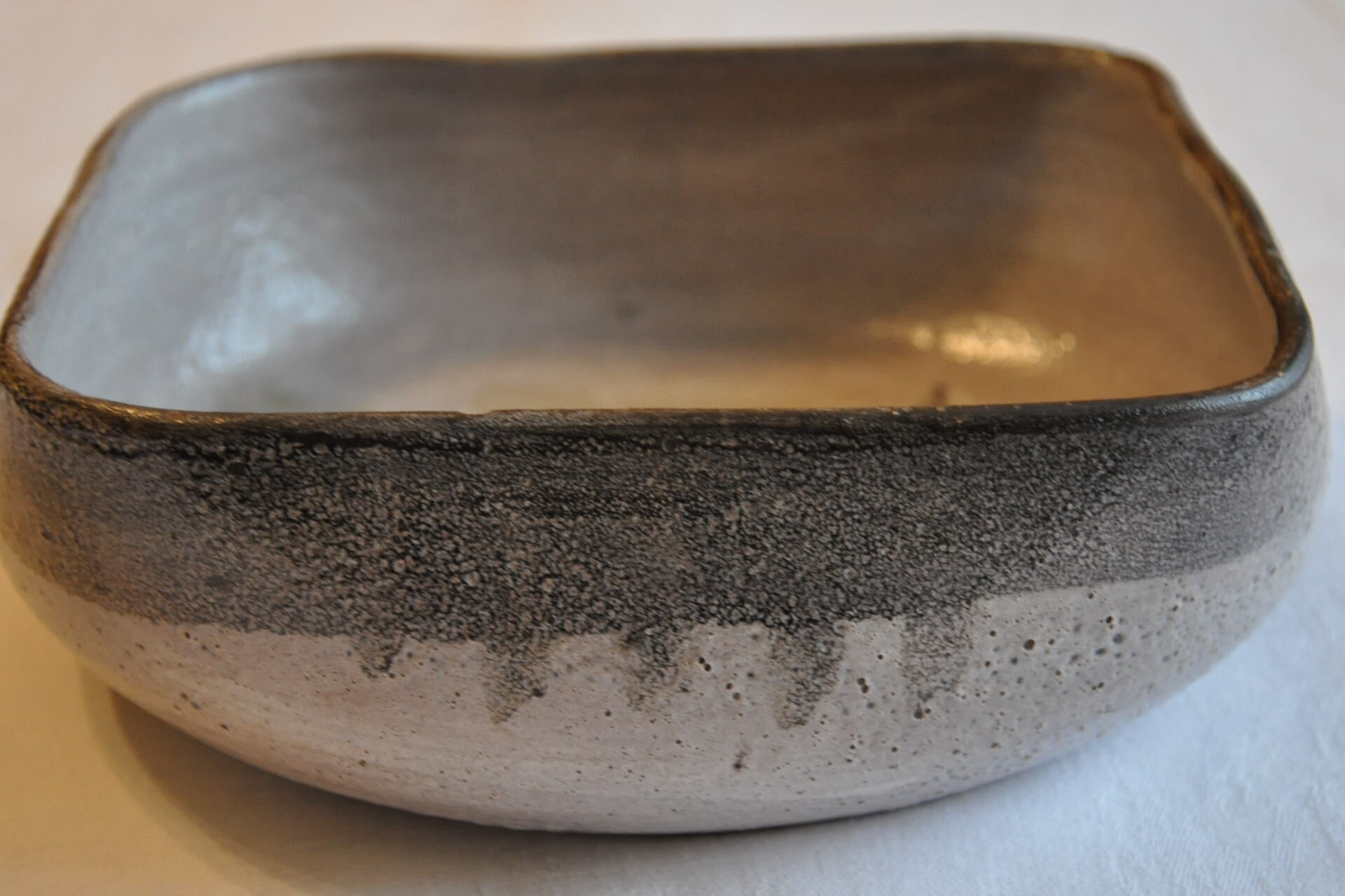 Plat creux en céramique décor au taureau Vallauris