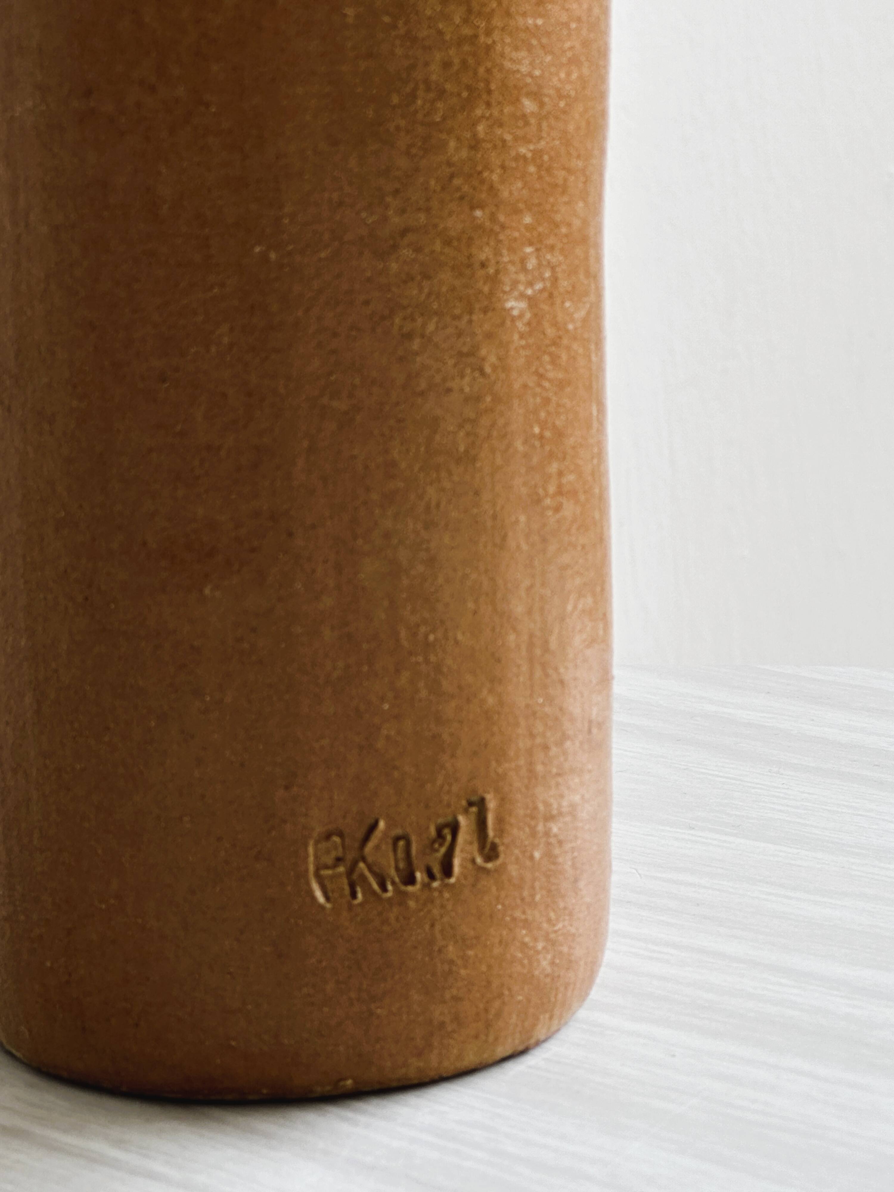 Bouteille décorative en grès vernissé.