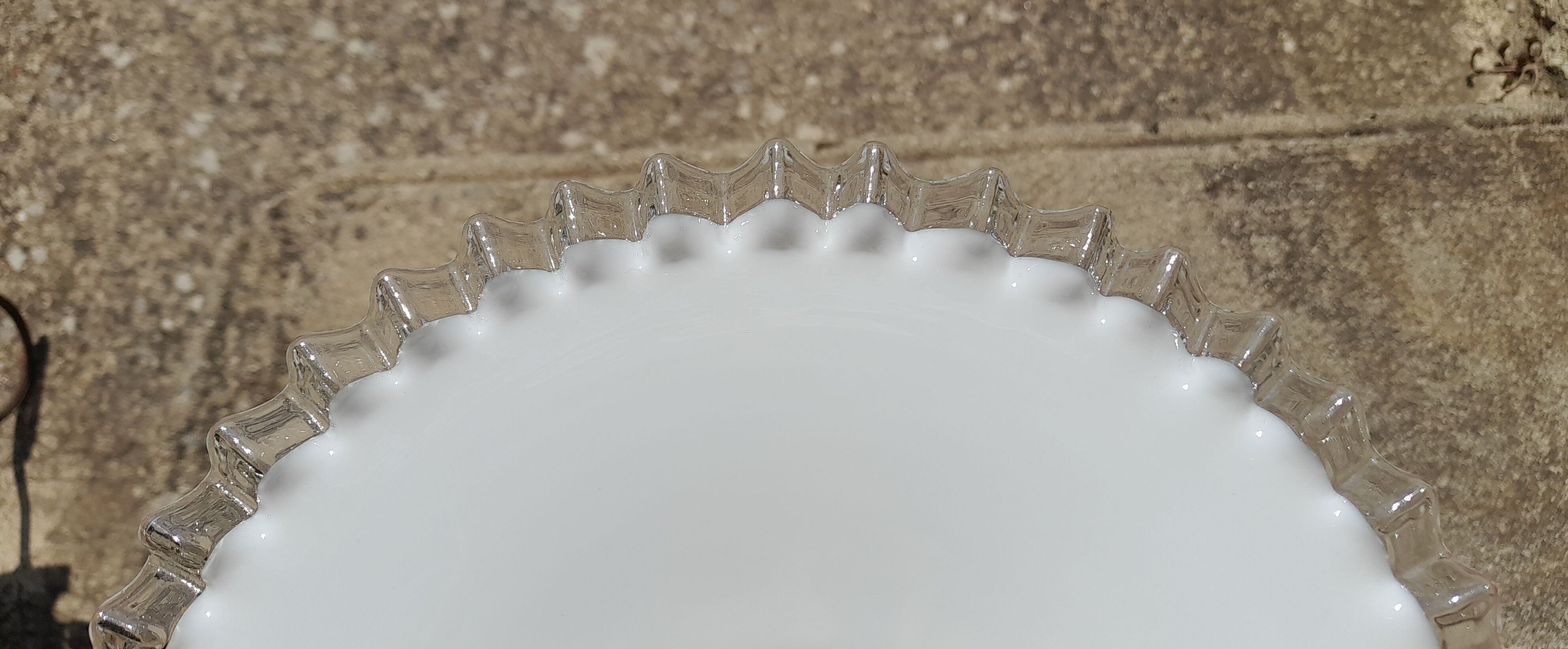 Serrated opaline suspension
