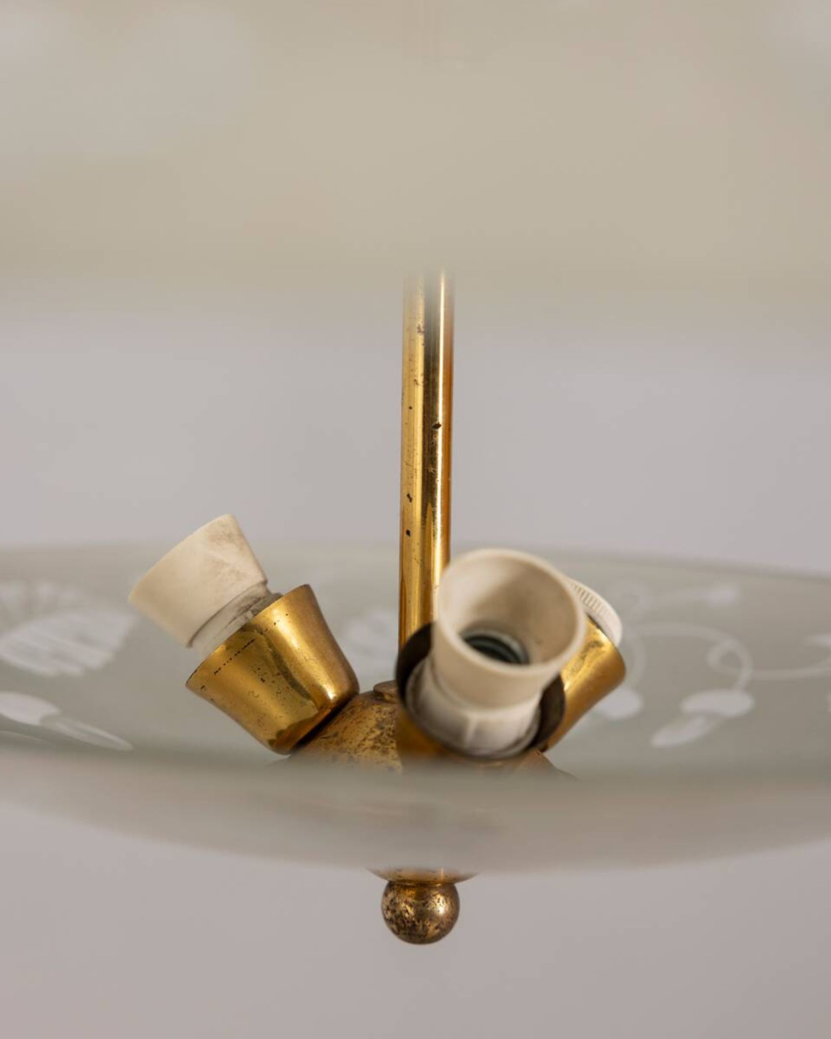 Lustre vintage années 40 en cristal décoré et laiton design italien
