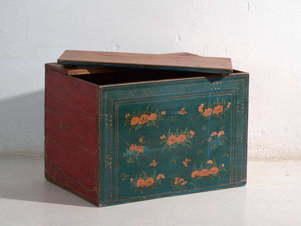 Coffre ancien polychromé en bois de pin – Chine, vers 1900