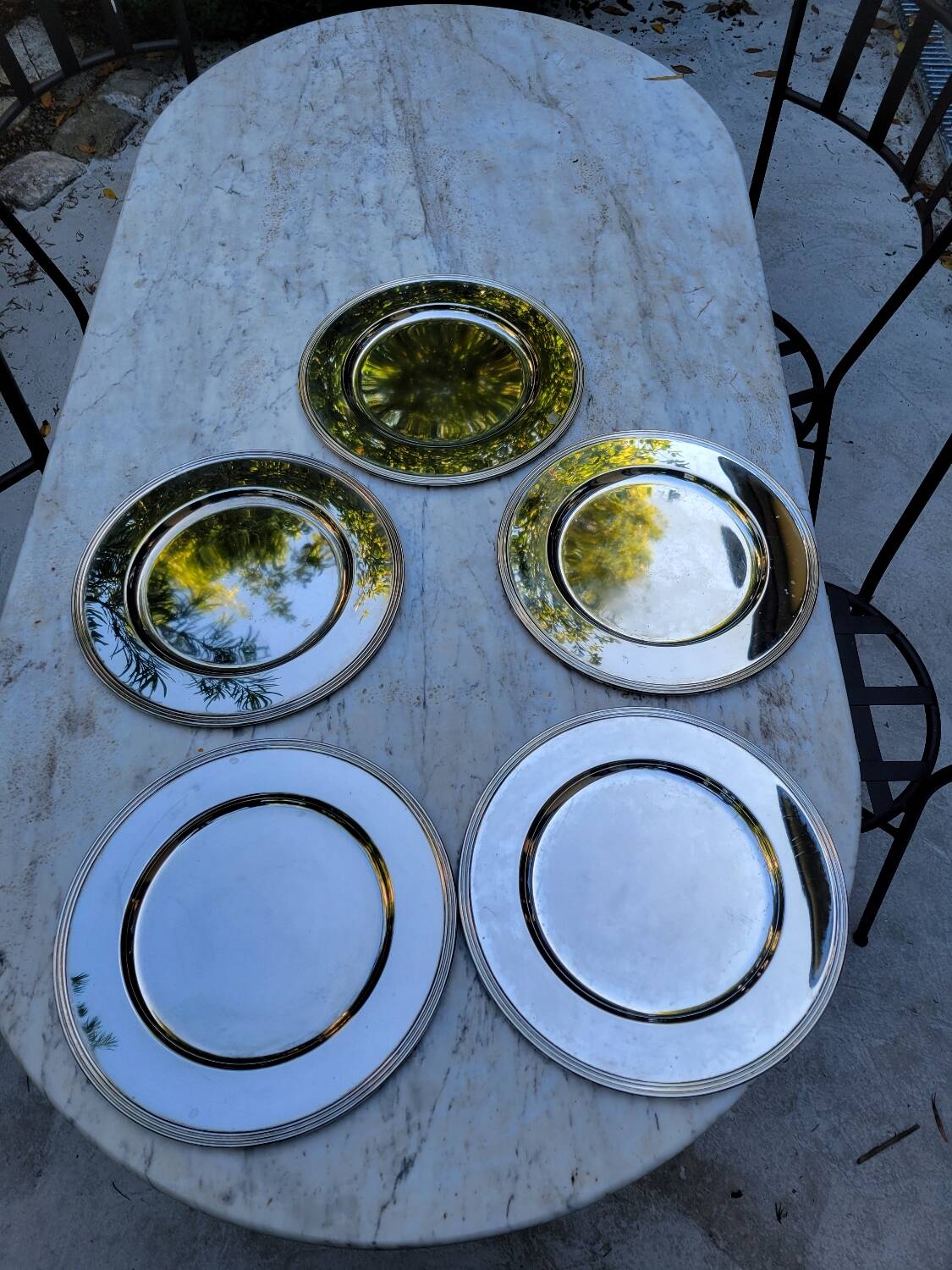 5 assiettes de présentation en métal argenté