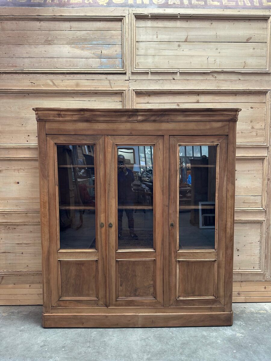 Showcase in fine walnut from the 19th century.