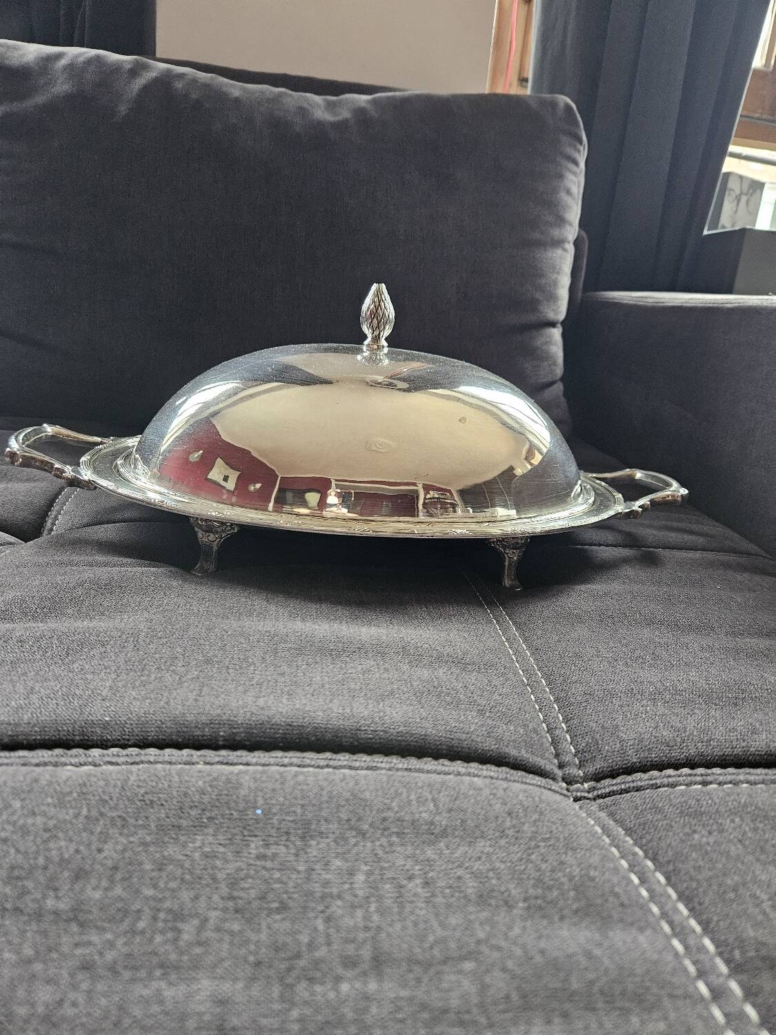 Plat en argent avec couvercle