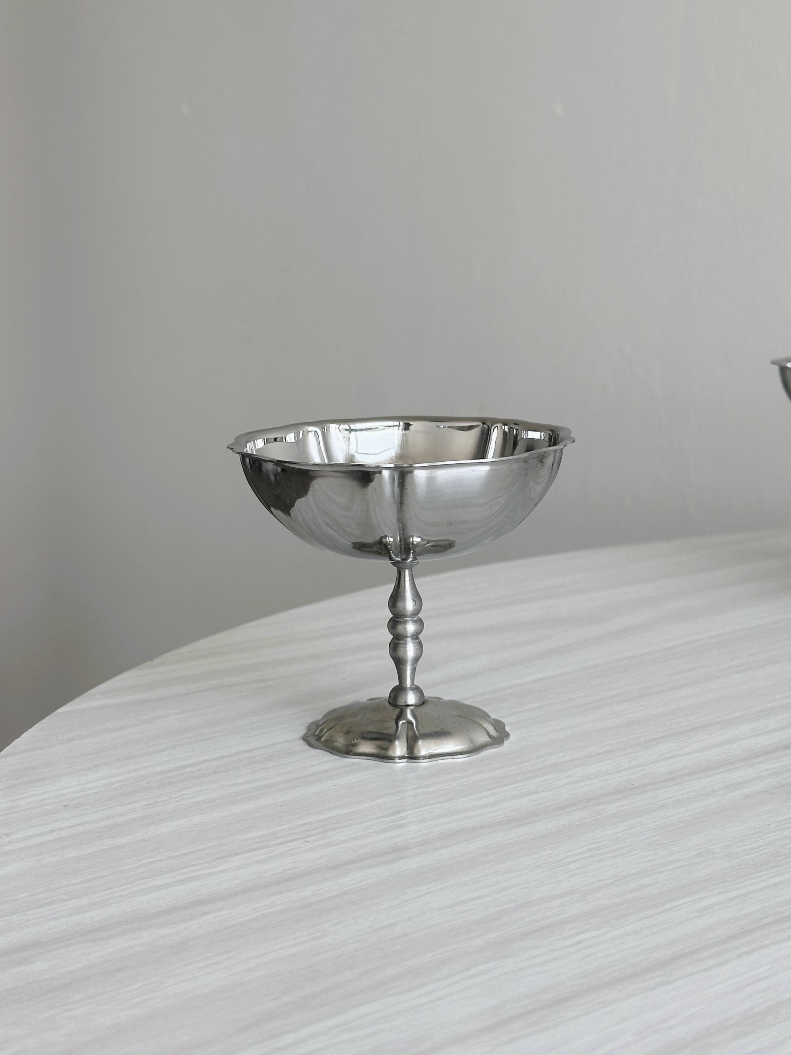 6 stainless steel footed bowls