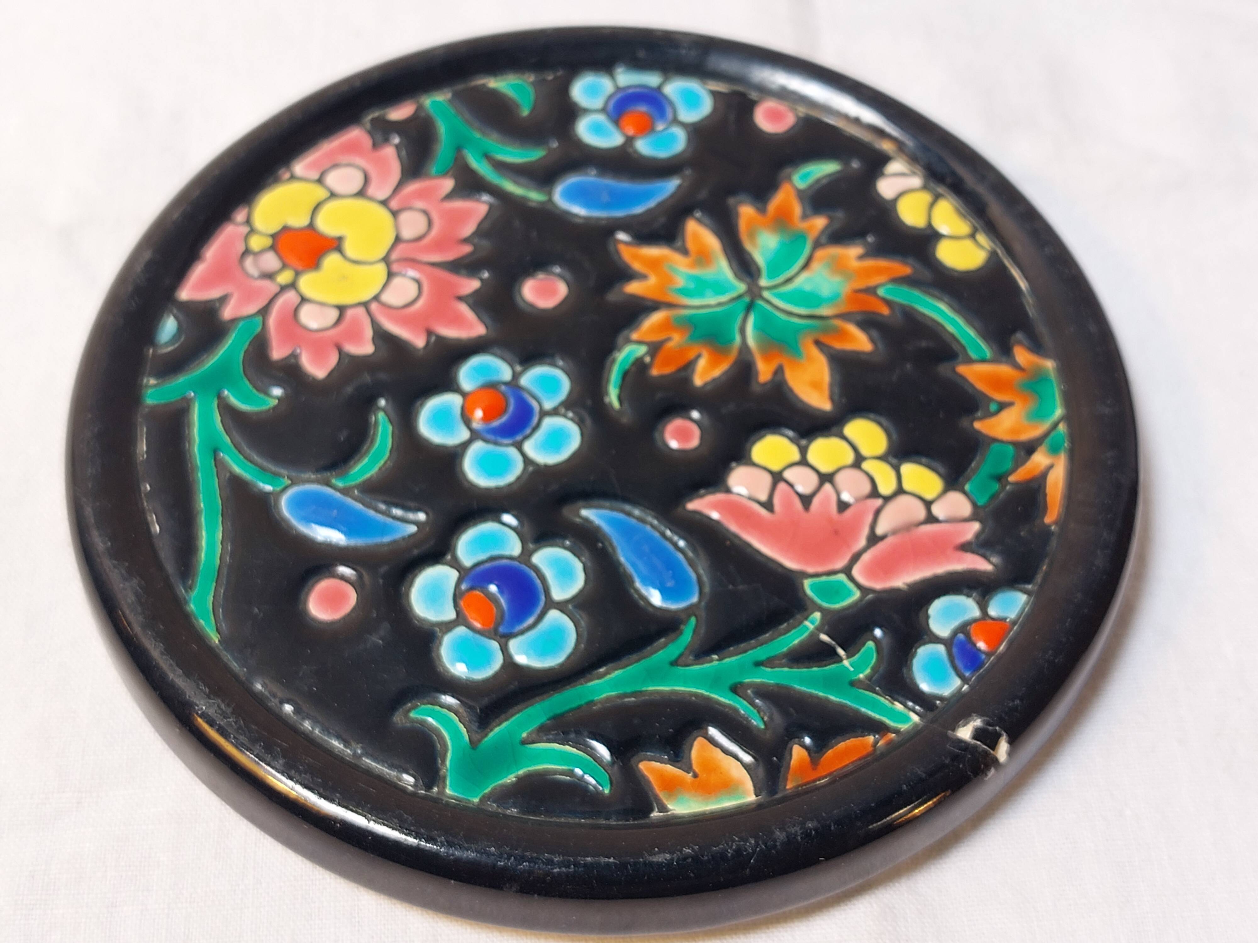 Ensemble émaux de Longwy dessous de plat et de bouteille décor floral