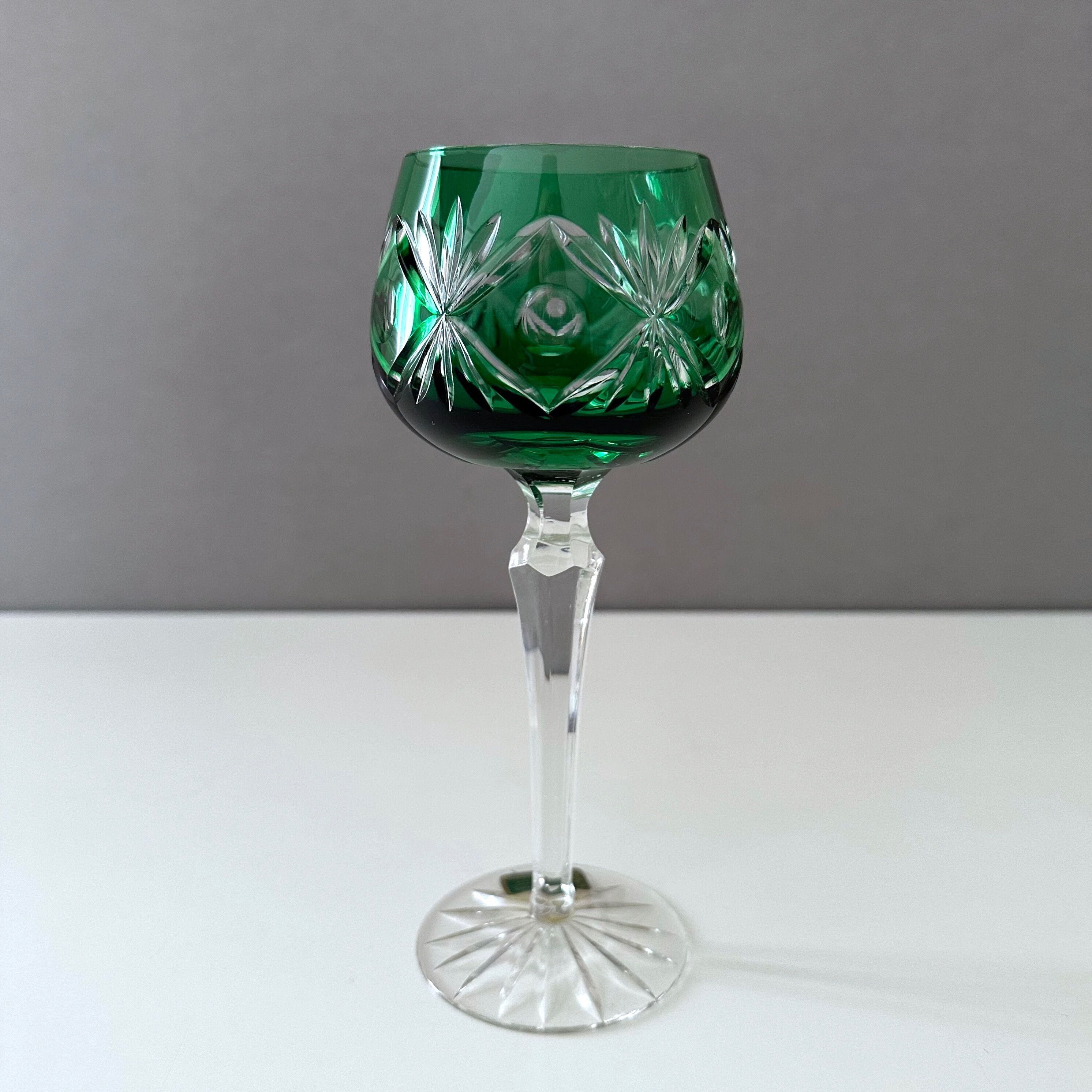 Collection de 5 verres à vin coloré, nuances de vert