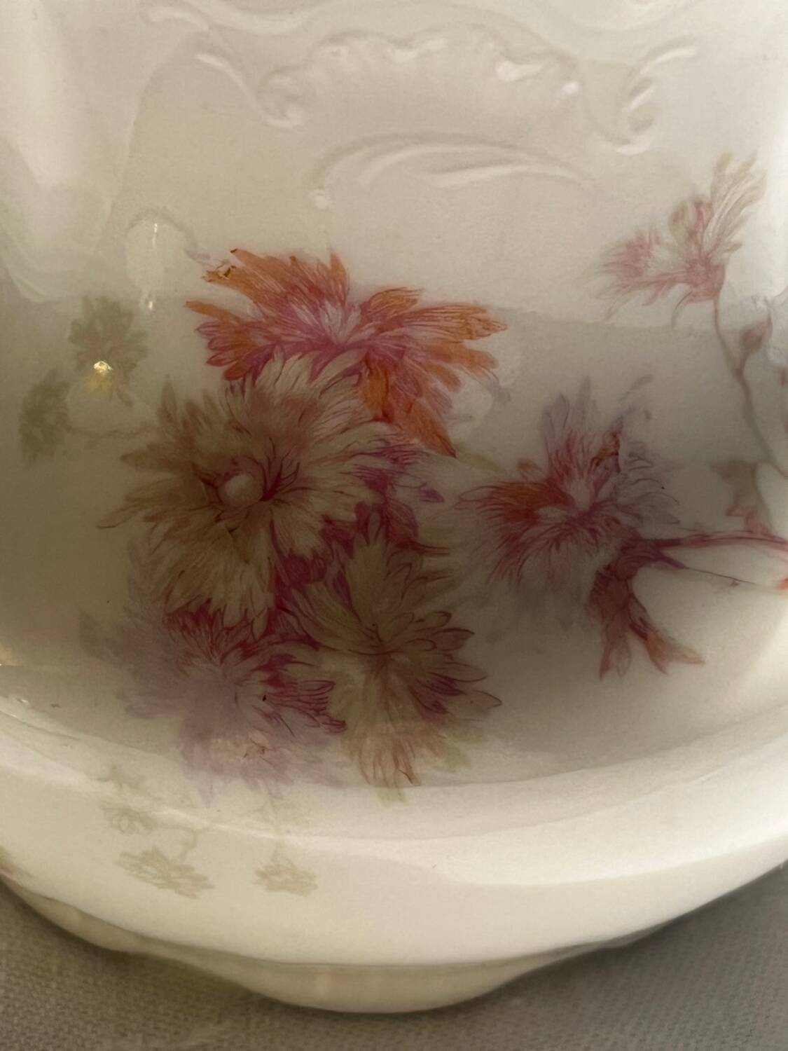 Antique porcelain bonbonnière with floral design – Belle Époque, circa 1900