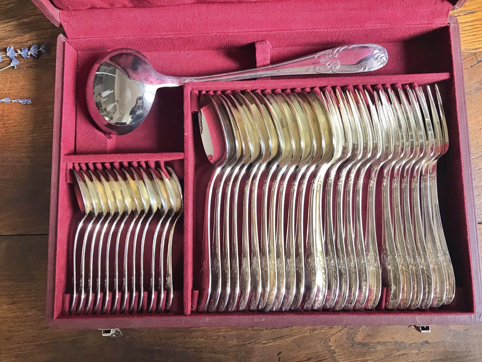 Silver metal housewife model Rocaille