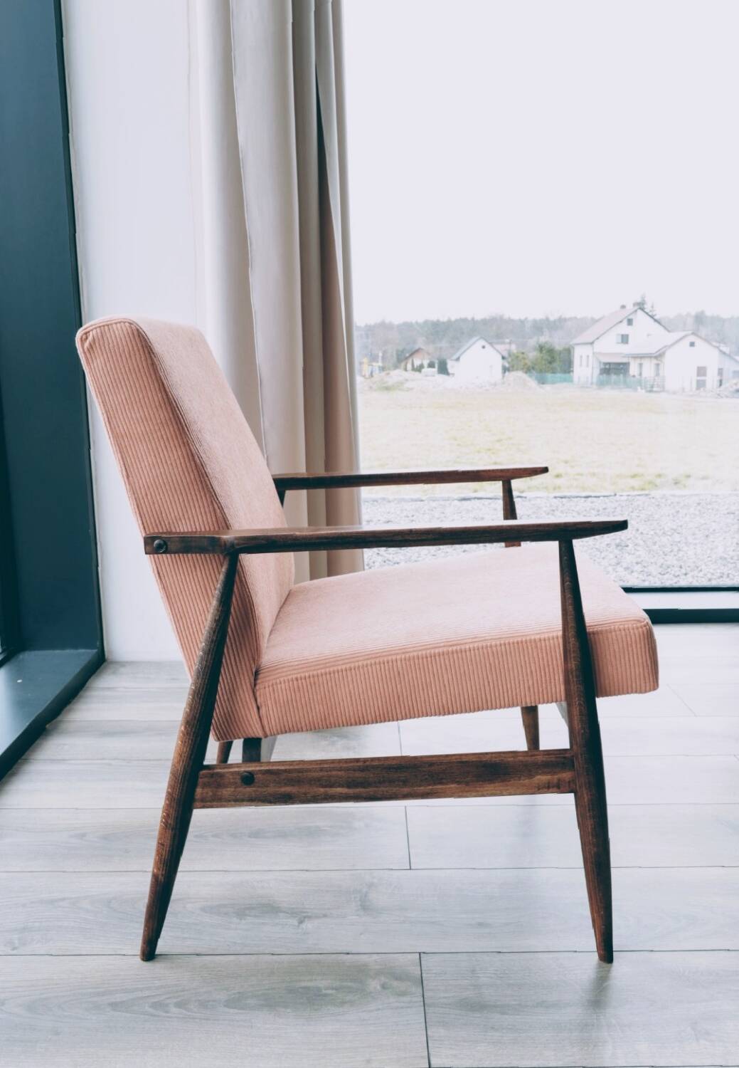 Fauteuil scandinave en velours tricoté rose corail clair