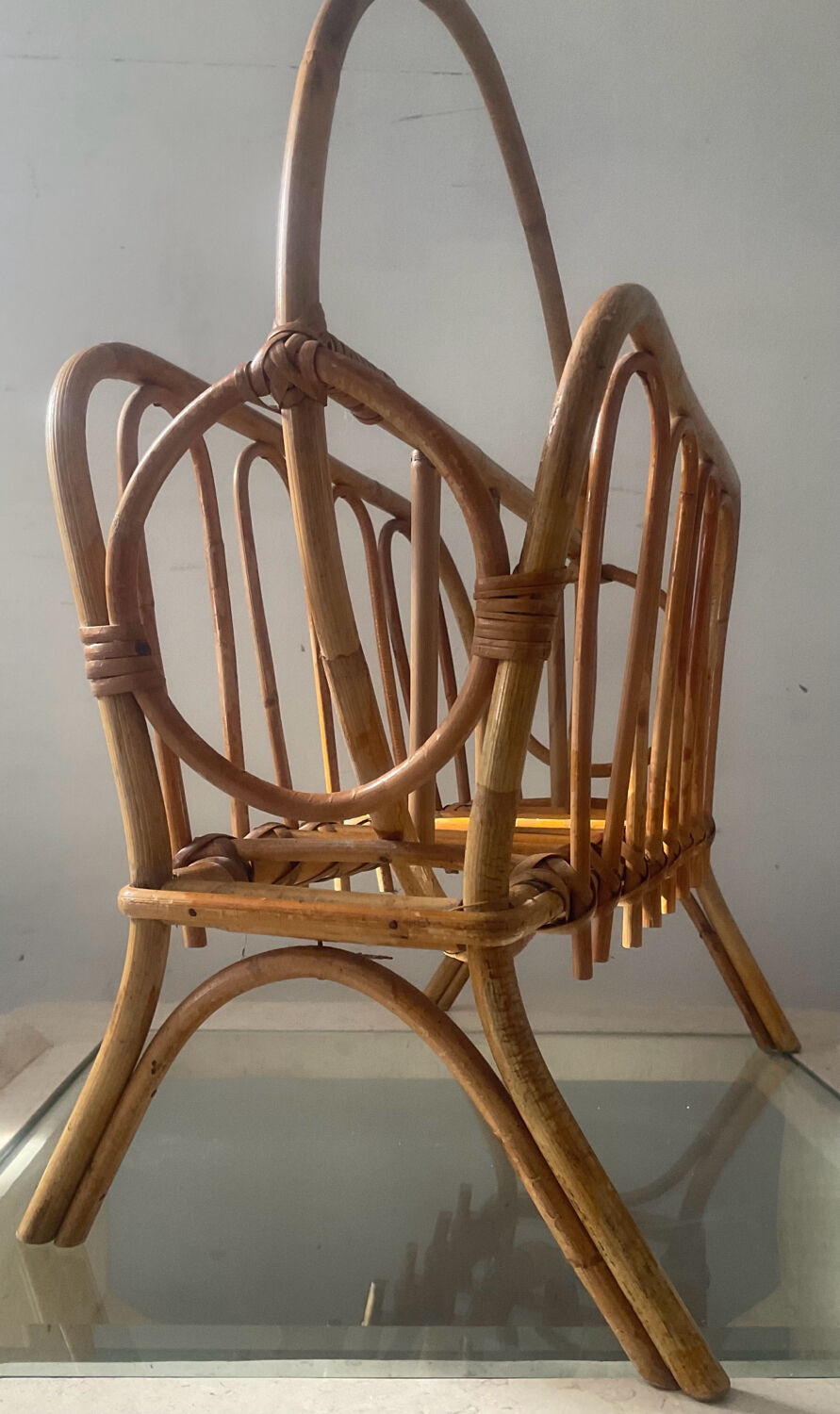 Porte revue vintage en rotin