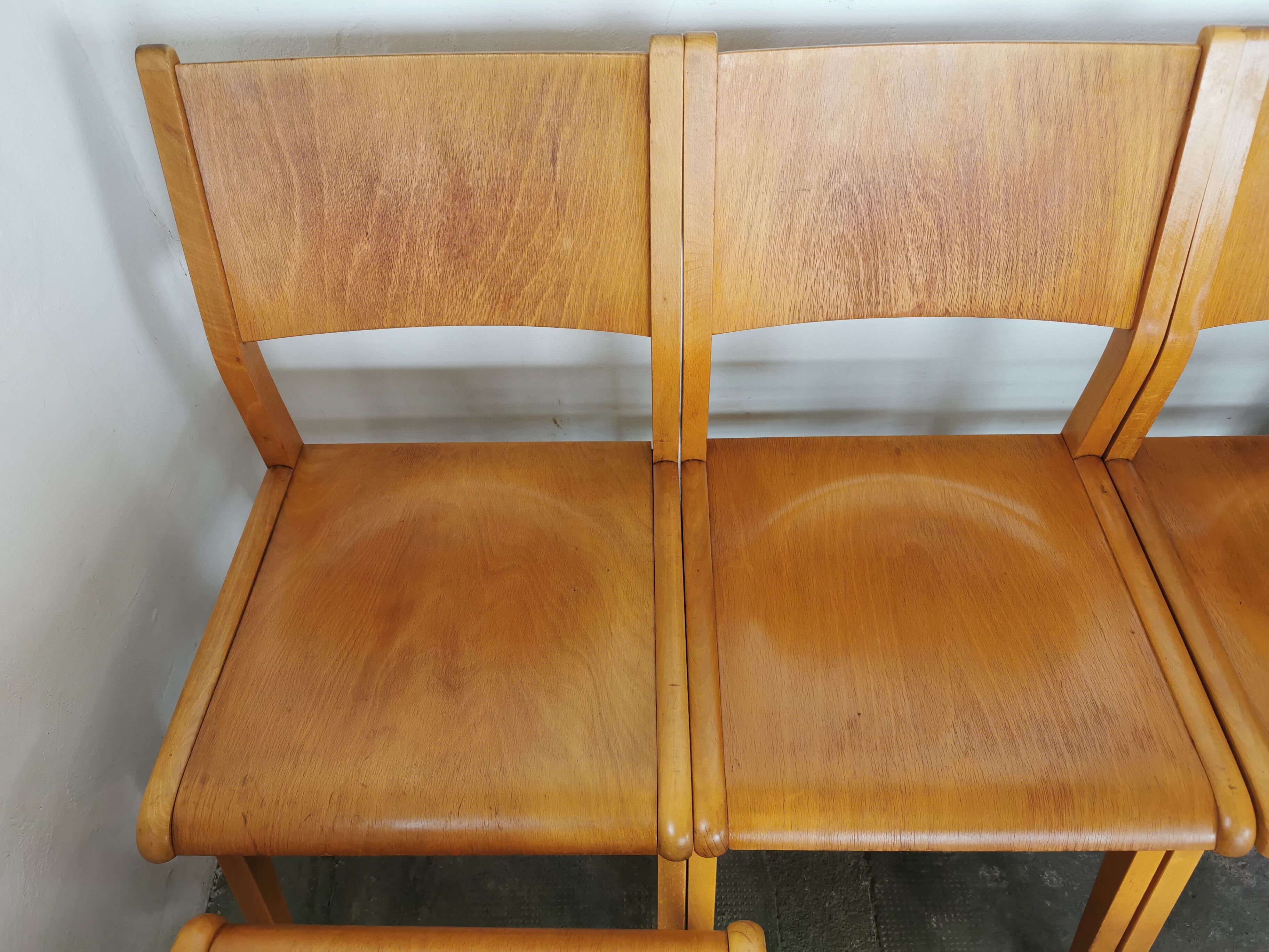 Lot de 6 chaises de théâtre en bois blond
