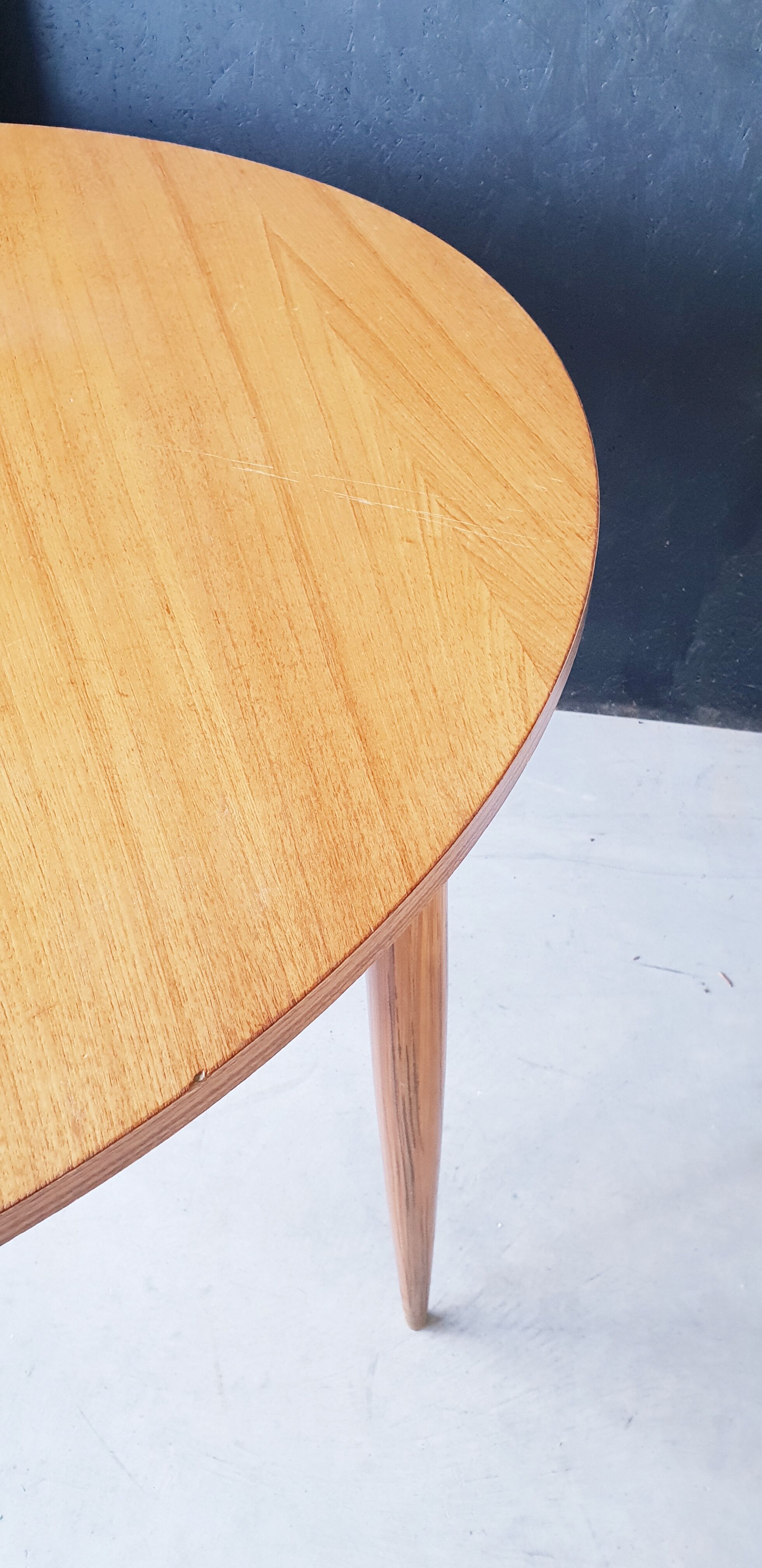 Scandinavian expandable table