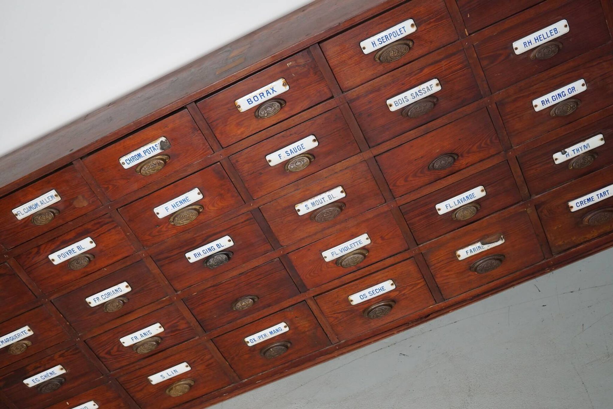 Grand Cabinet d'Apothicaire Antique en Pitch Pine, Belgique, avec Boucliers en Émail, 1900s