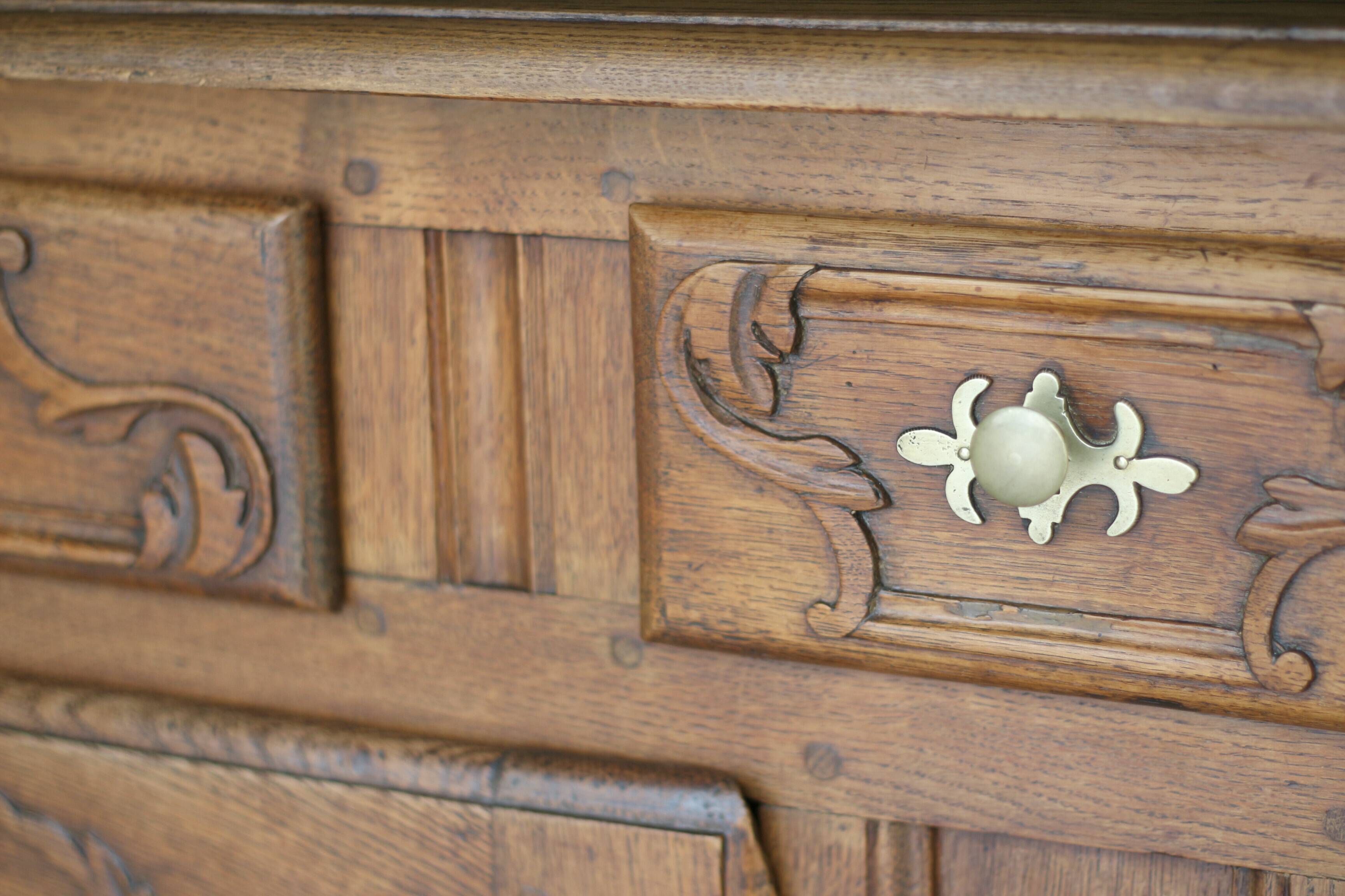 Somptueux buffet en chêne massif, travail provincial du XVIIIeme siècle