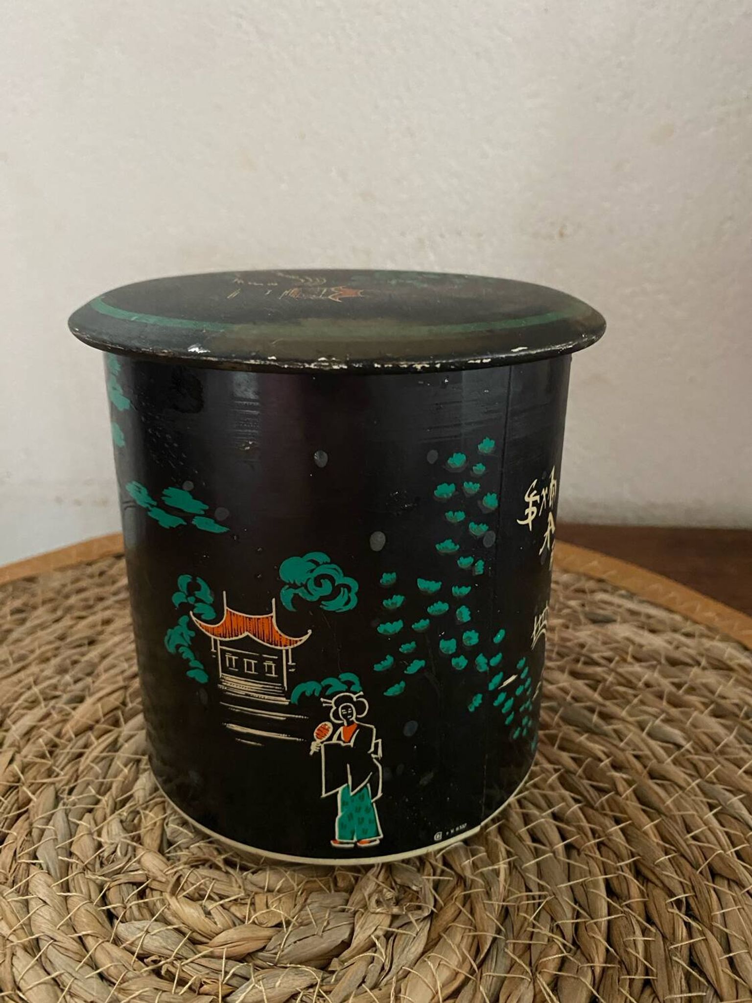 Boîte en tôle motif japonisant années 40.