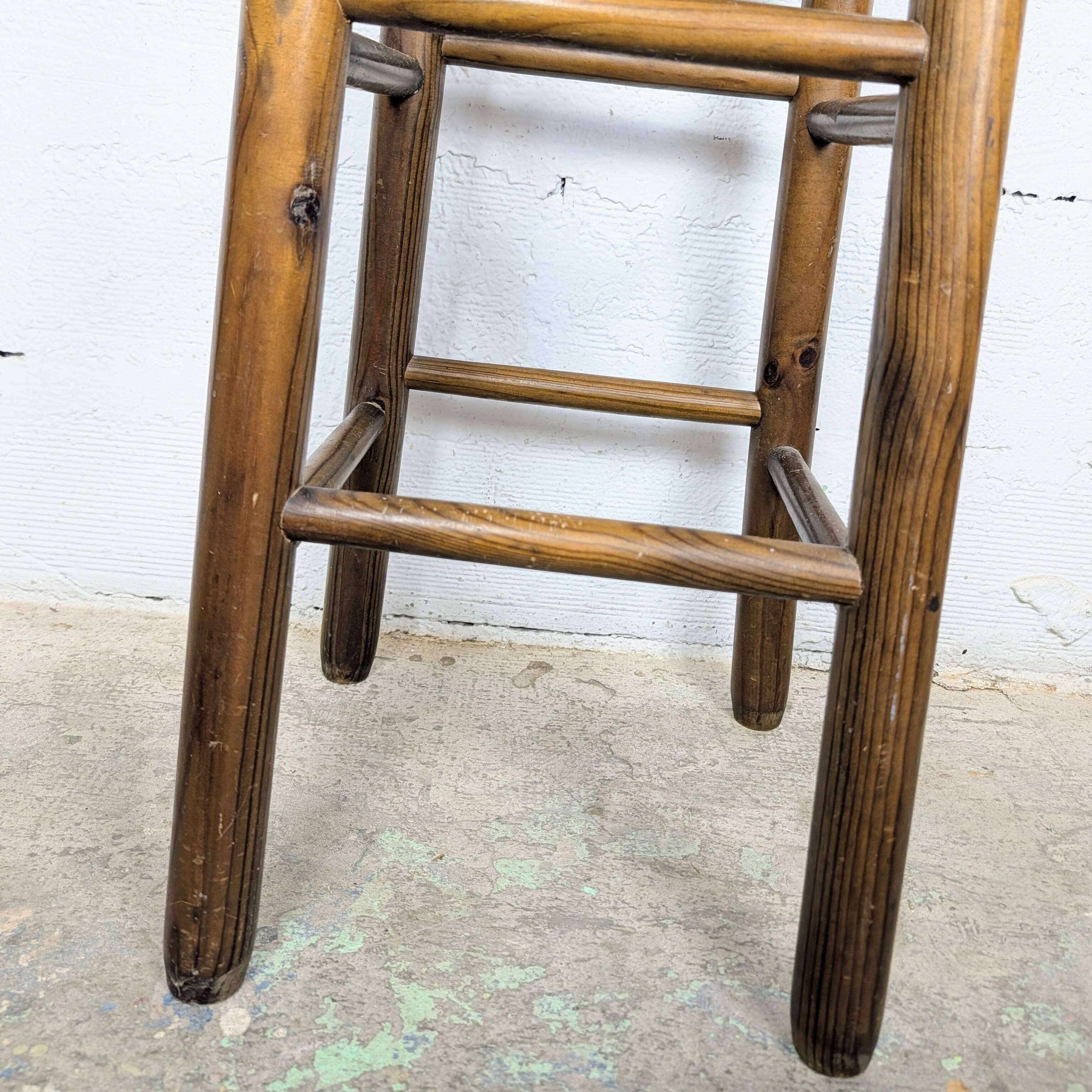 High stool in wood and straw