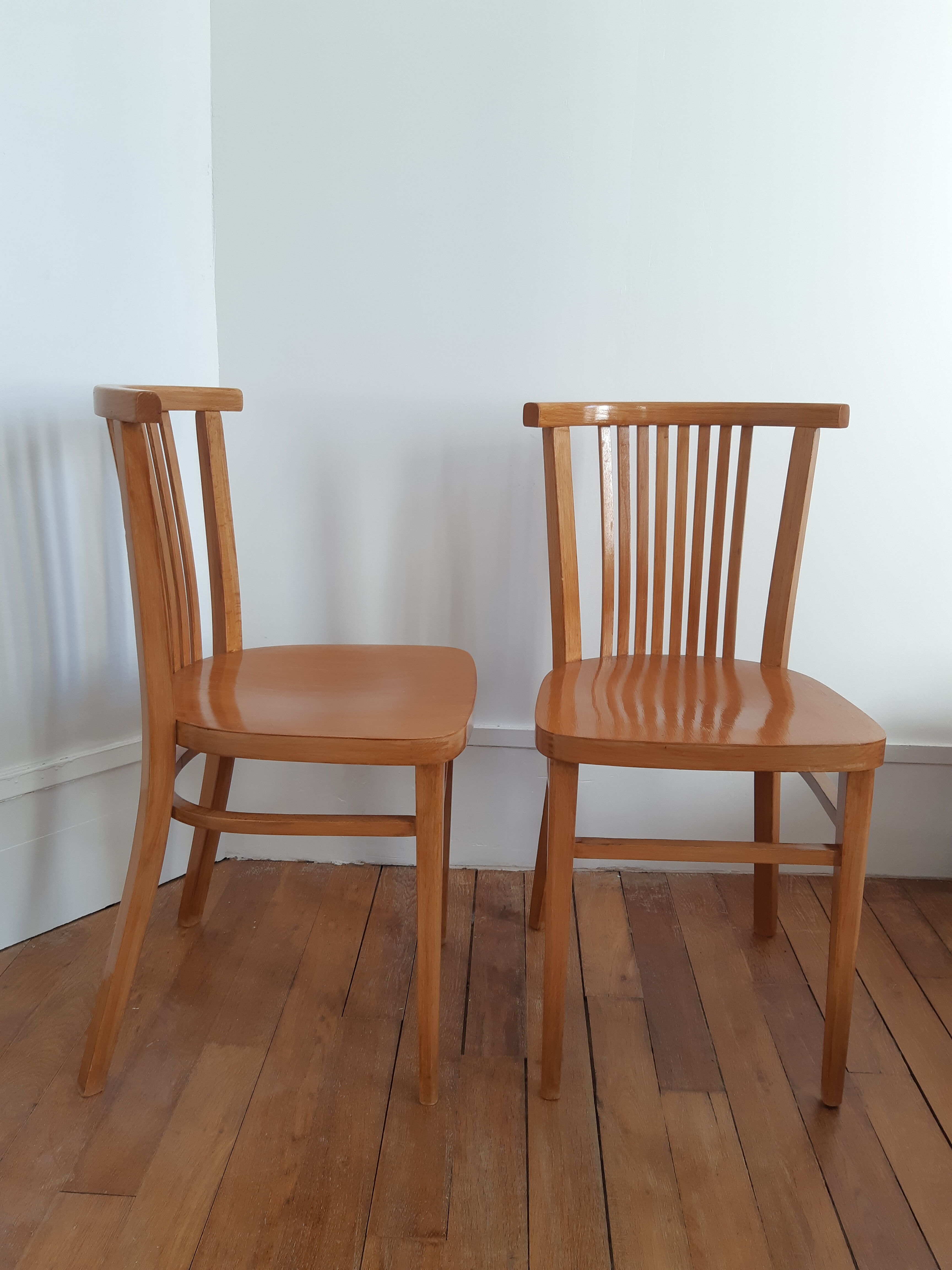 Lot of 2 vintage wooden chairs