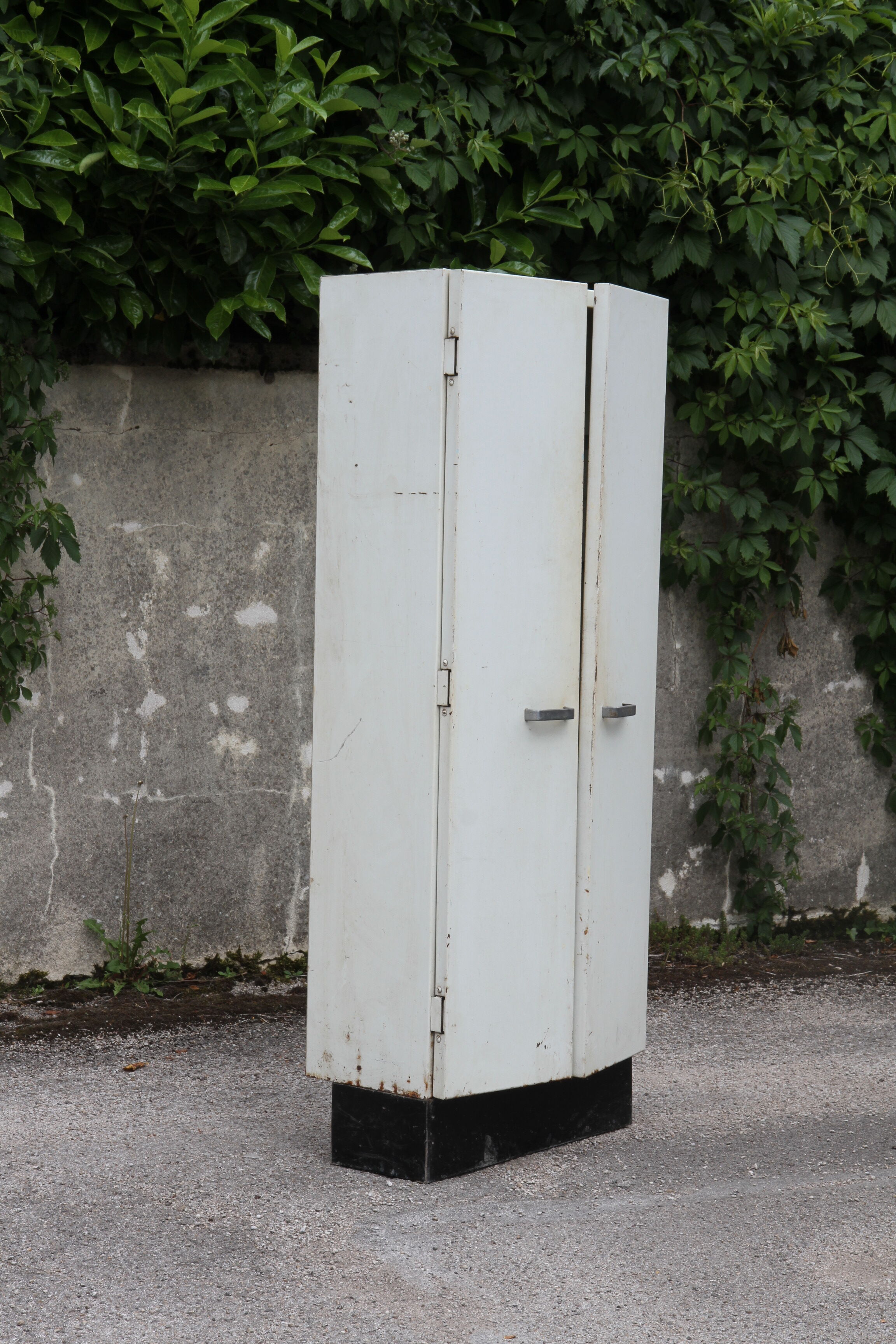 Metal infirmary cabinet from the 1950s