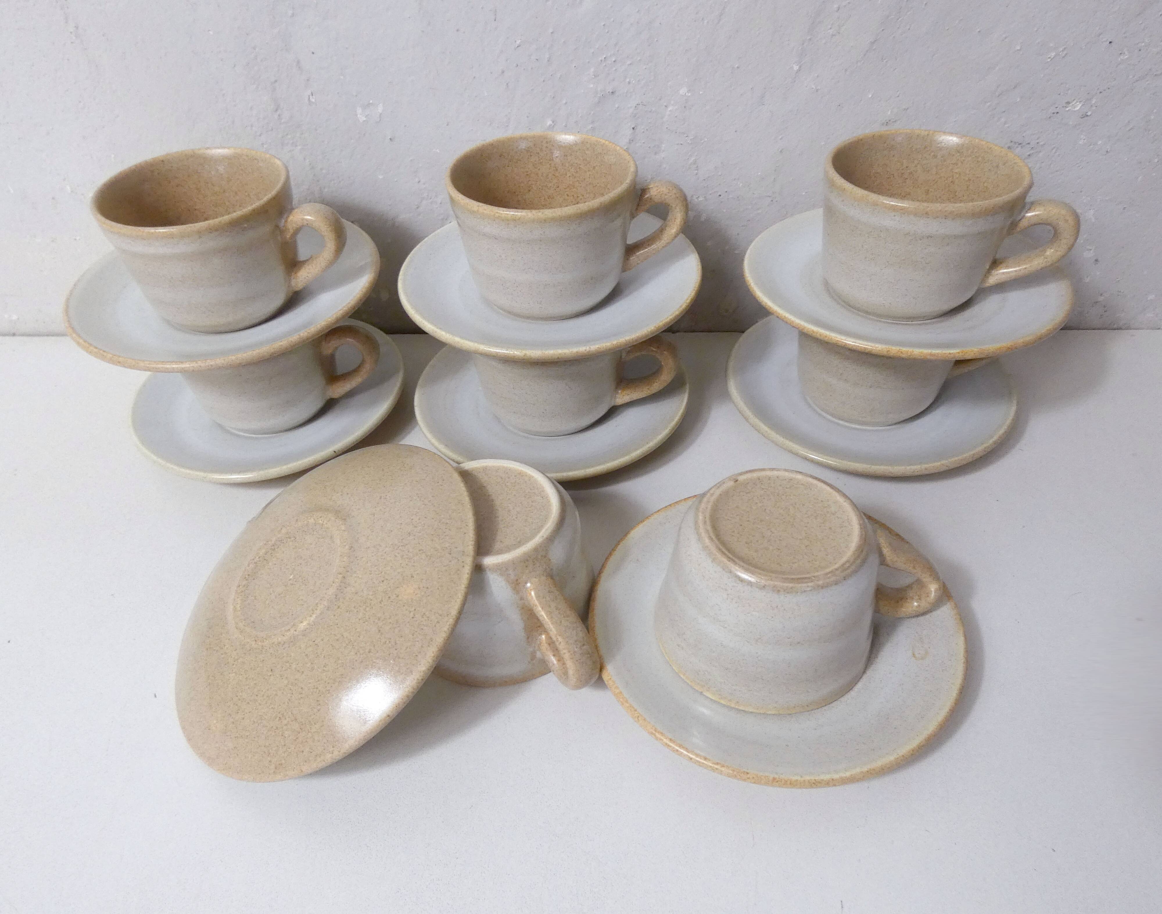 8 tasses en grès vintage