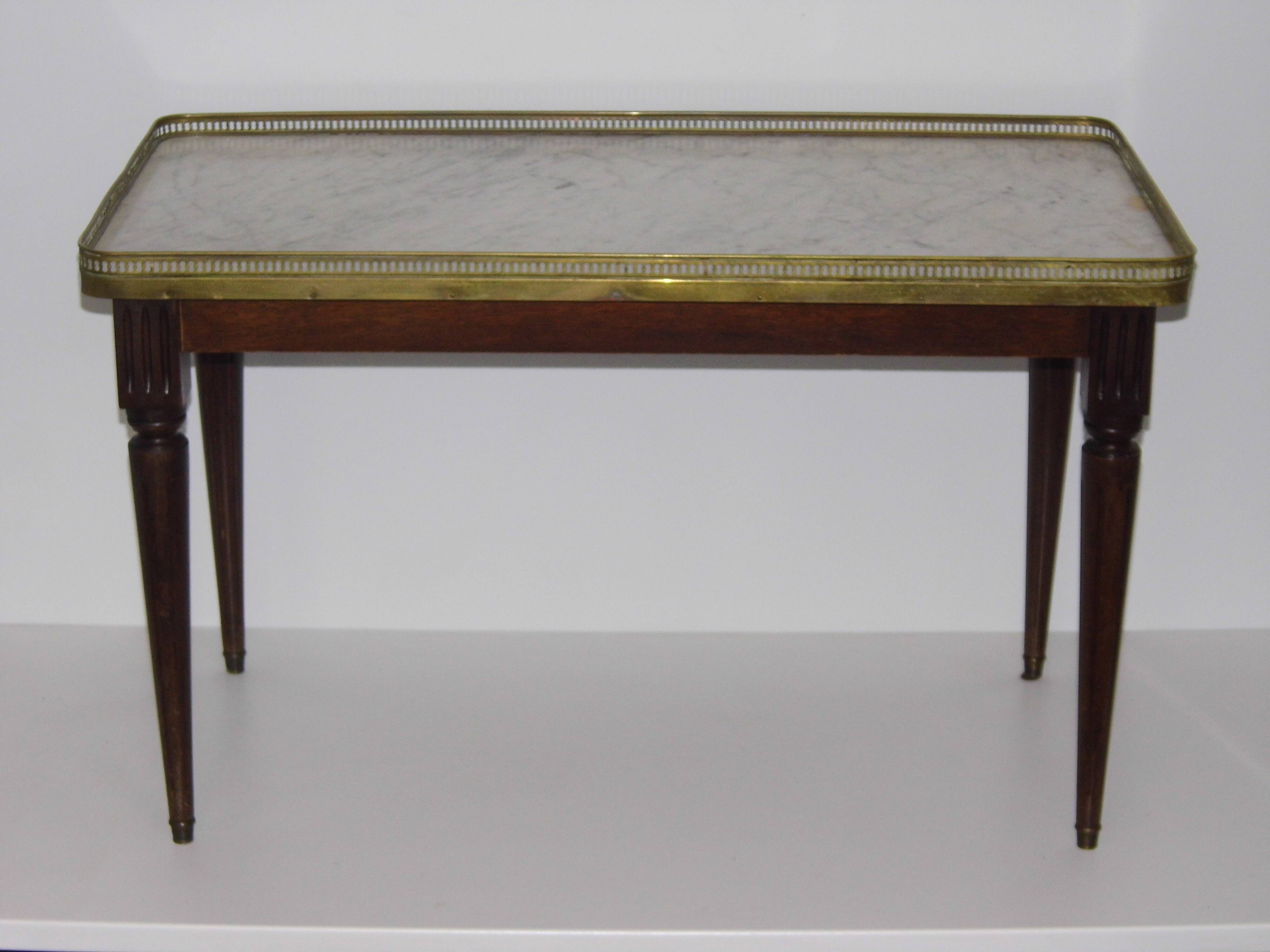 Table d'appoint ancienne acajou et bronze Louis XVl
