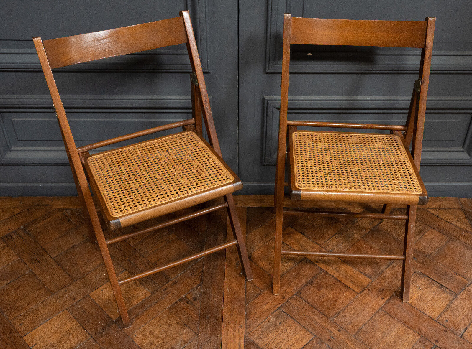 Suite of 11 folding chairs with canning 1980 wooden surround