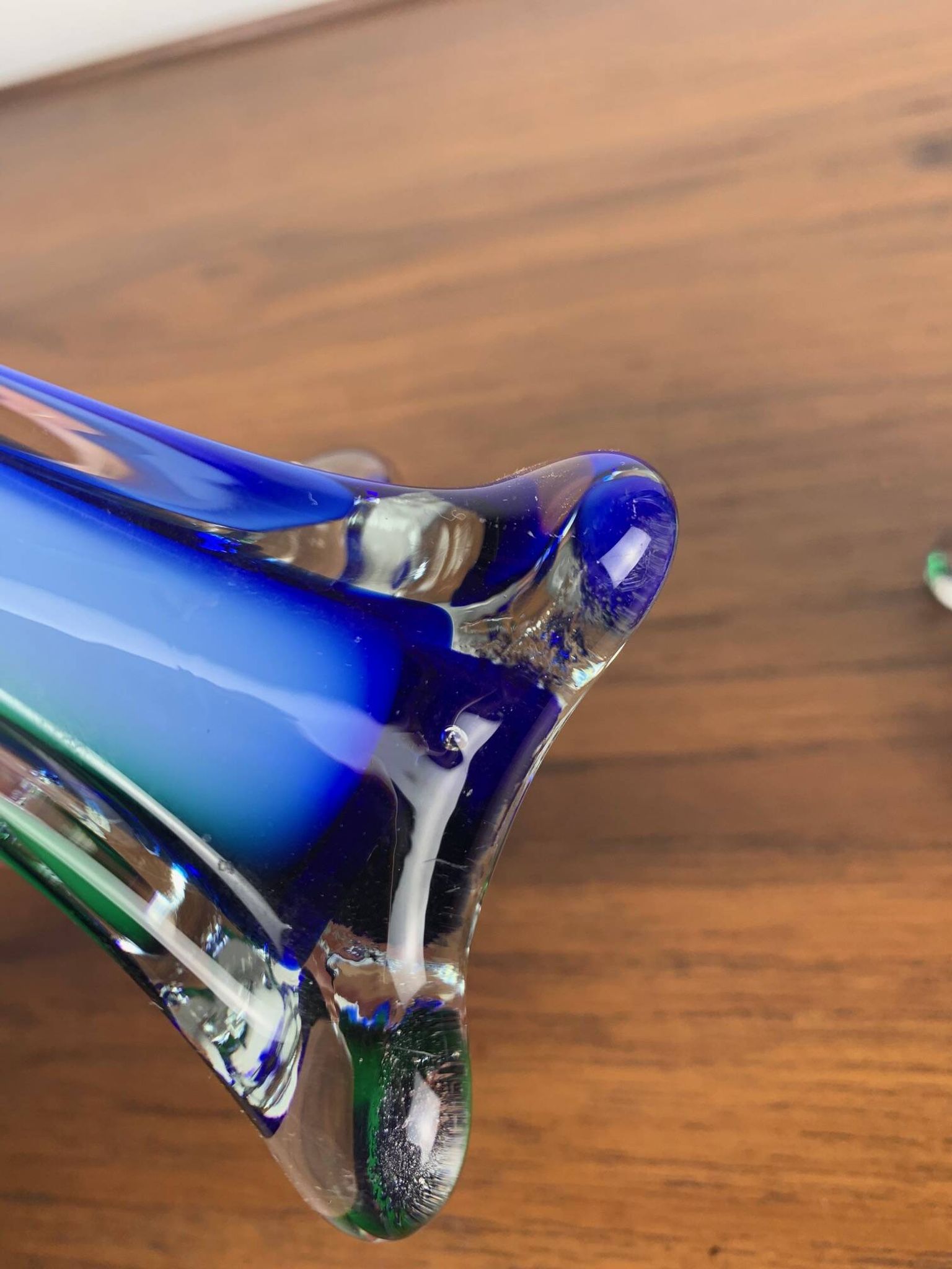Duo de soliflores en verre soufflé de style Murano, vert et bleu