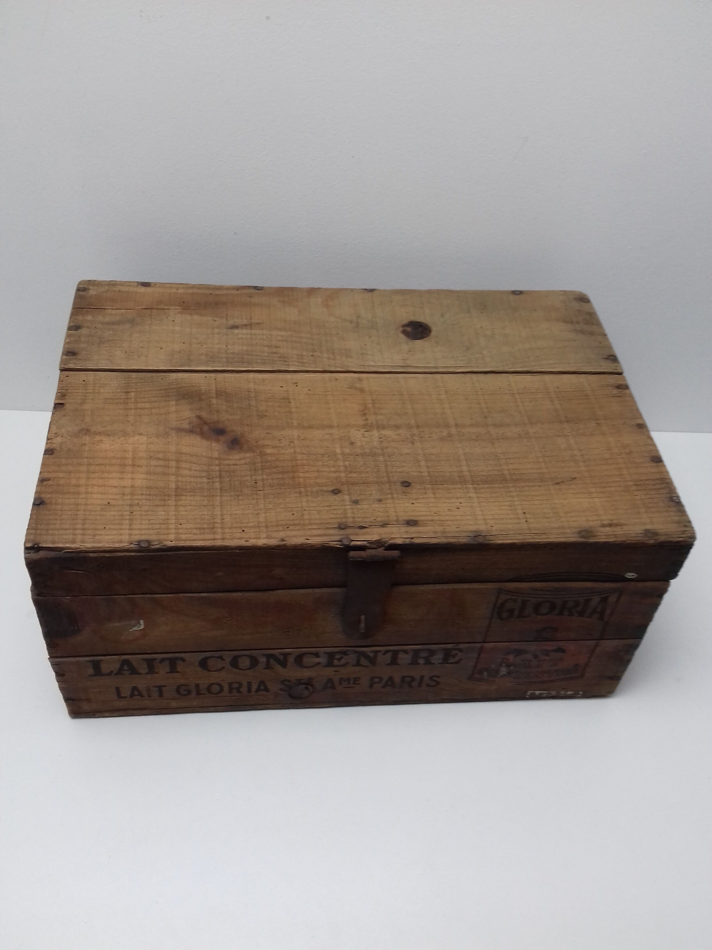 Old wooden box "regilait"